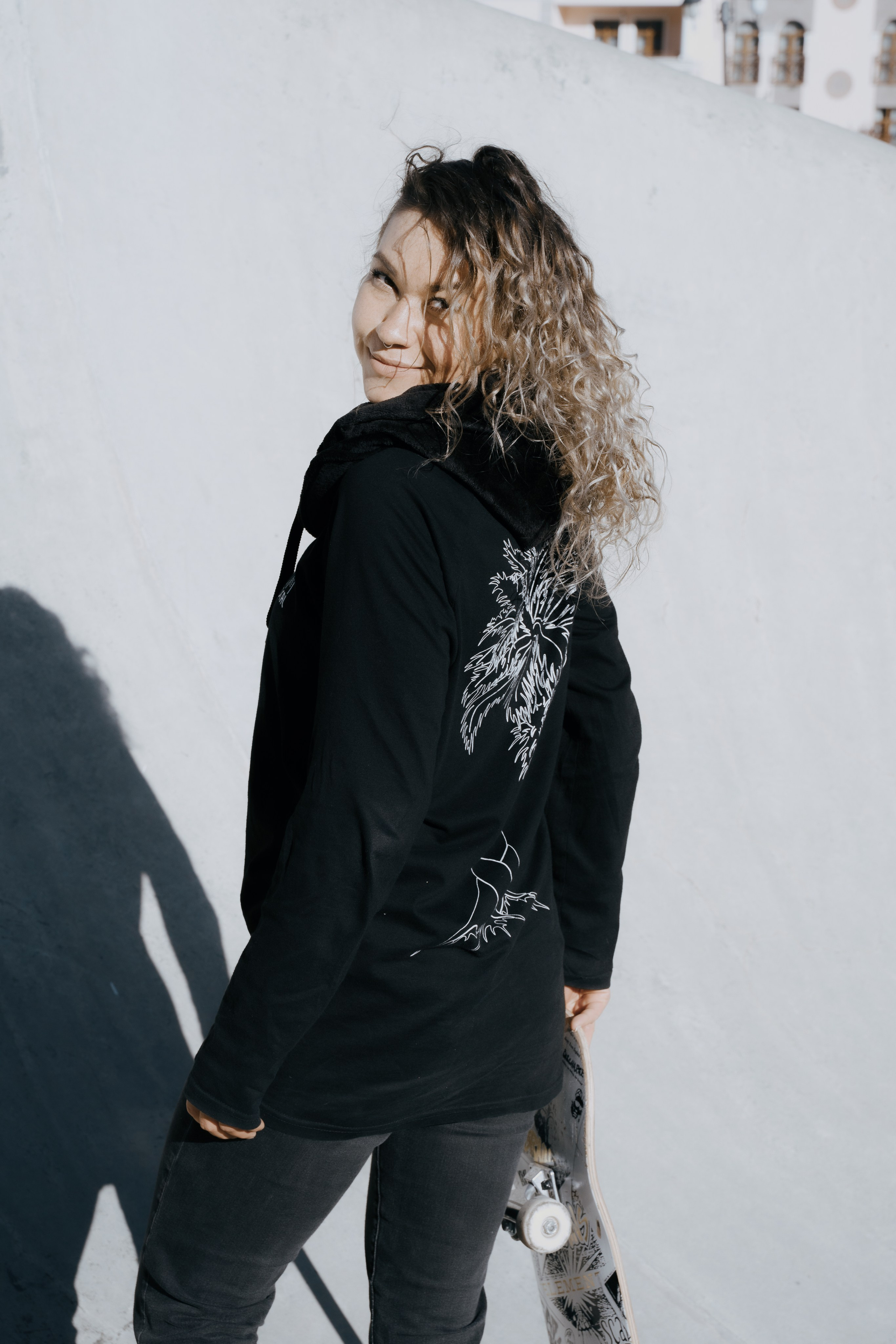 Портретный снимок со скейтом сбоку 