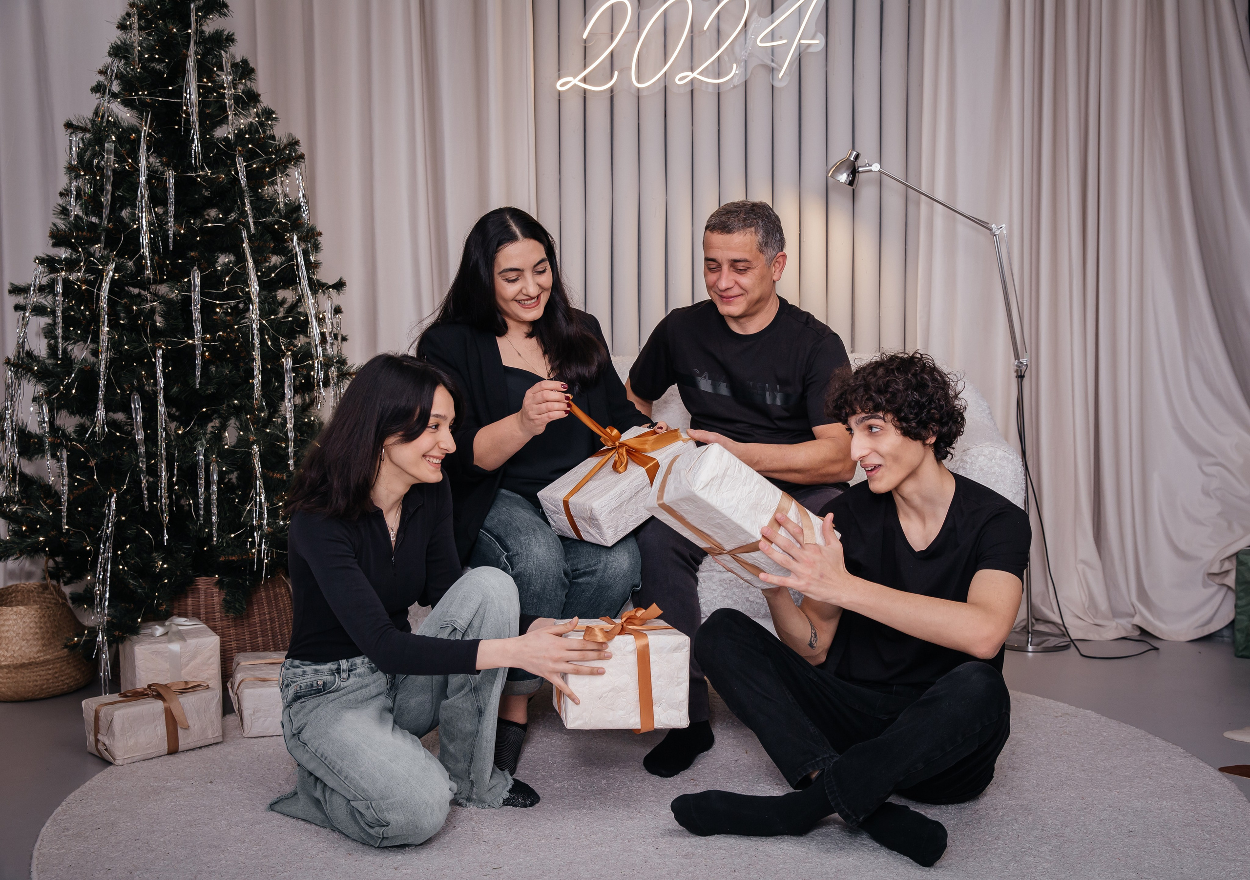 Семейная новогодняя фотосессия. Фотограф Любава Колесник. Выпускные альбомы в Крымском районе