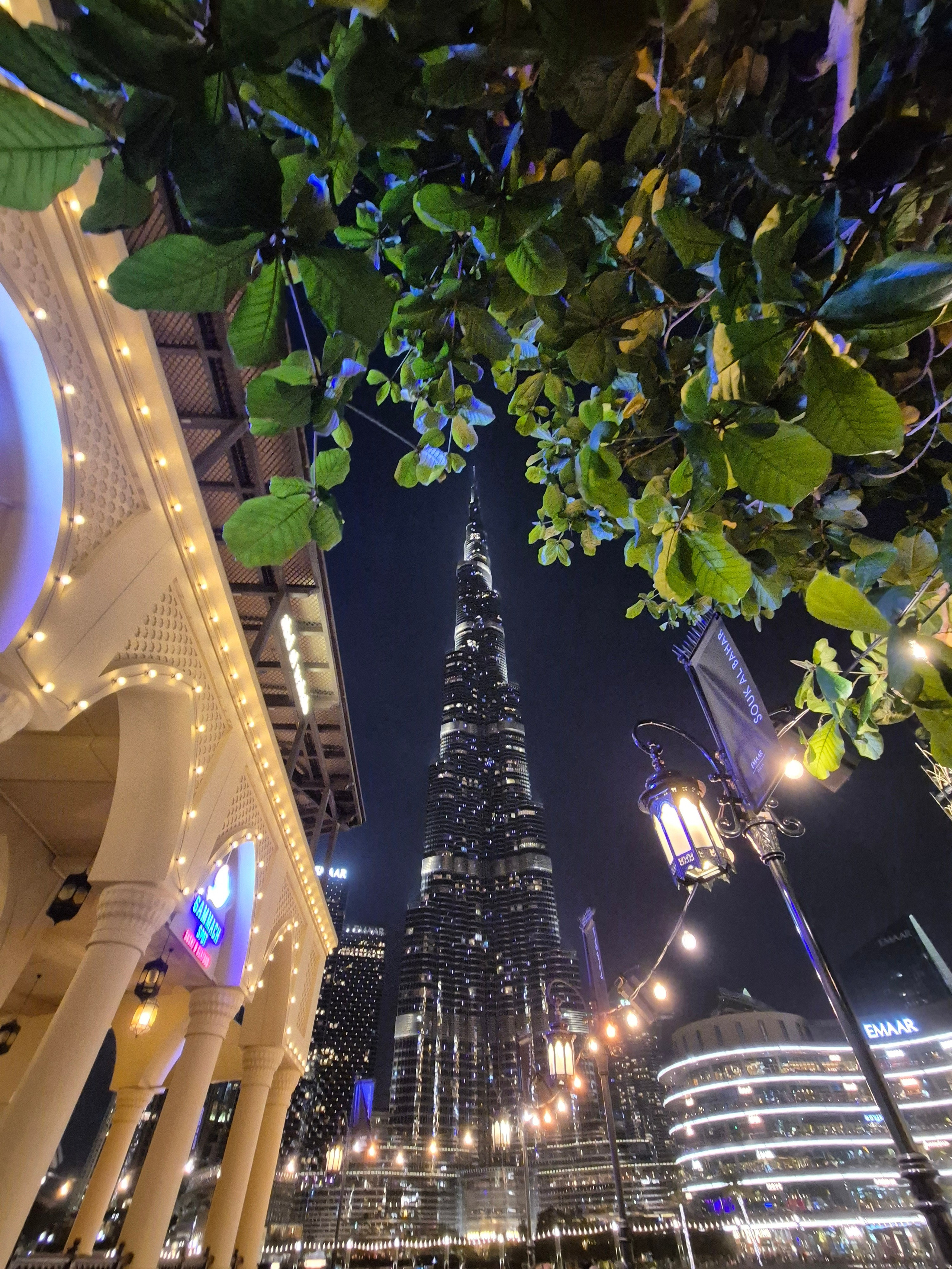 Гулять можно только ночью - в 12 ночи по прежнему не холодно, около 25. 