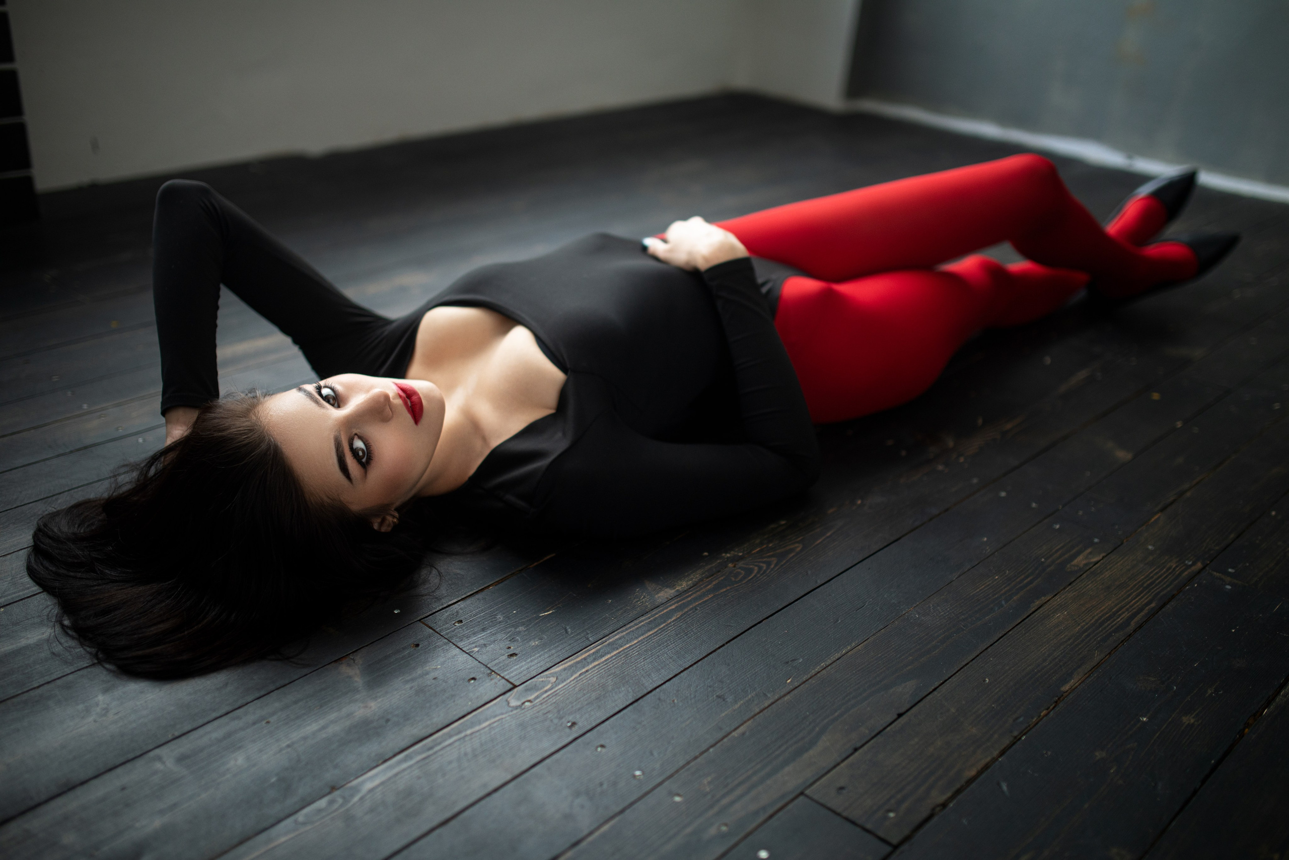 Фотосет с Марианной в студии с минимальным интерьером в формате для «себя»