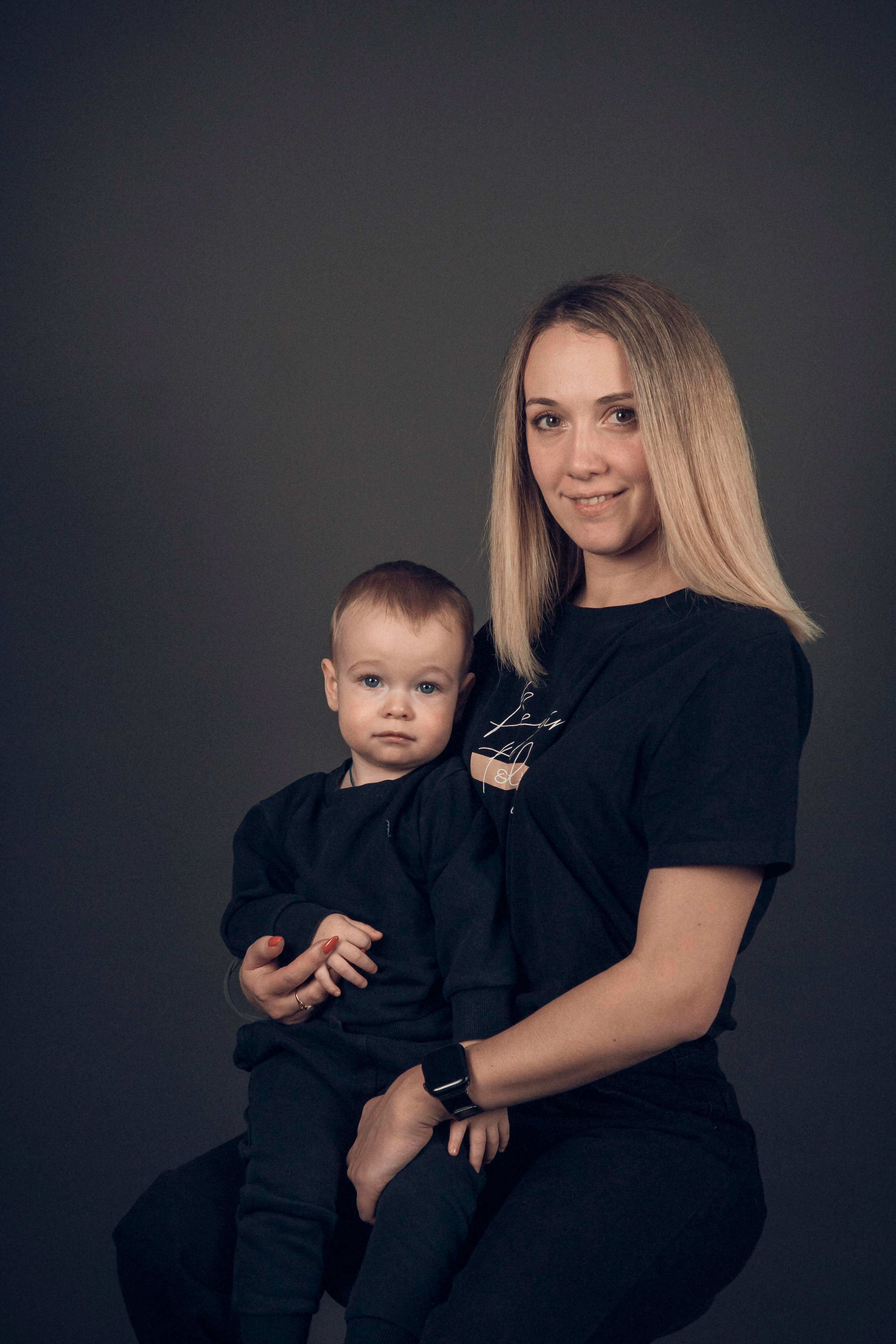 Студийная съемка на темном фоне. Семейный фотограф и фотограф на таинства в Москве Юлия Калайджян