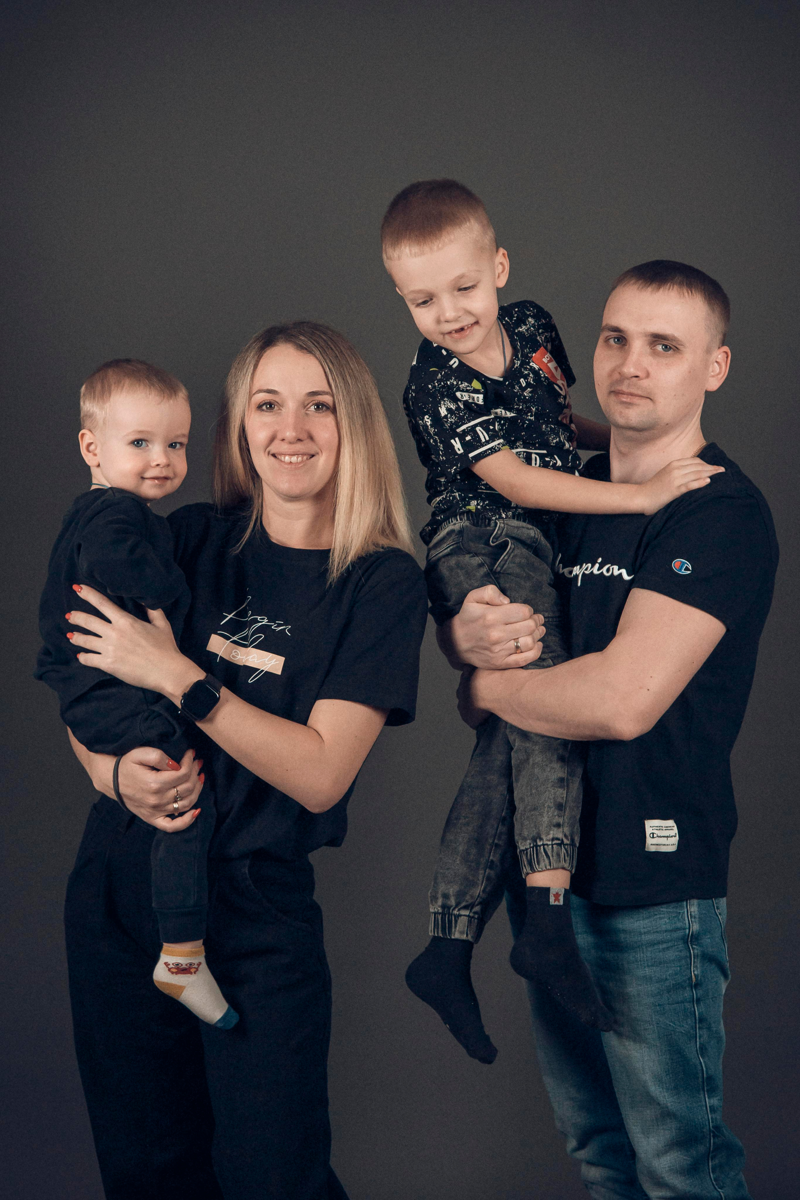 Студийная съемка на темном фоне. Семейный фотограф и фотограф на таинства в Москве Юлия Калайджян