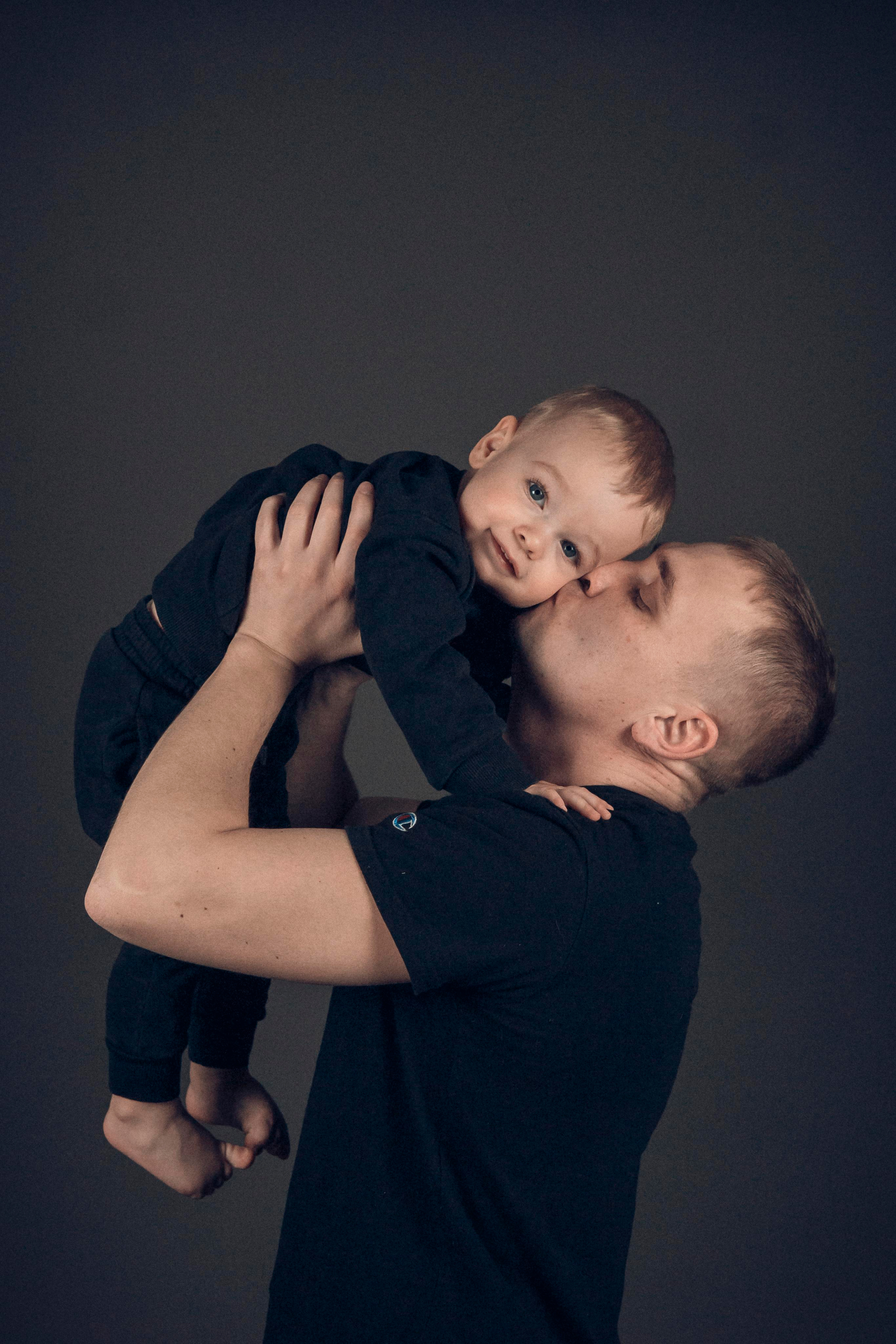 Студийная съемка на темном фоне. Семейный фотограф и фотограф на таинства в Москве Юлия Калайджян