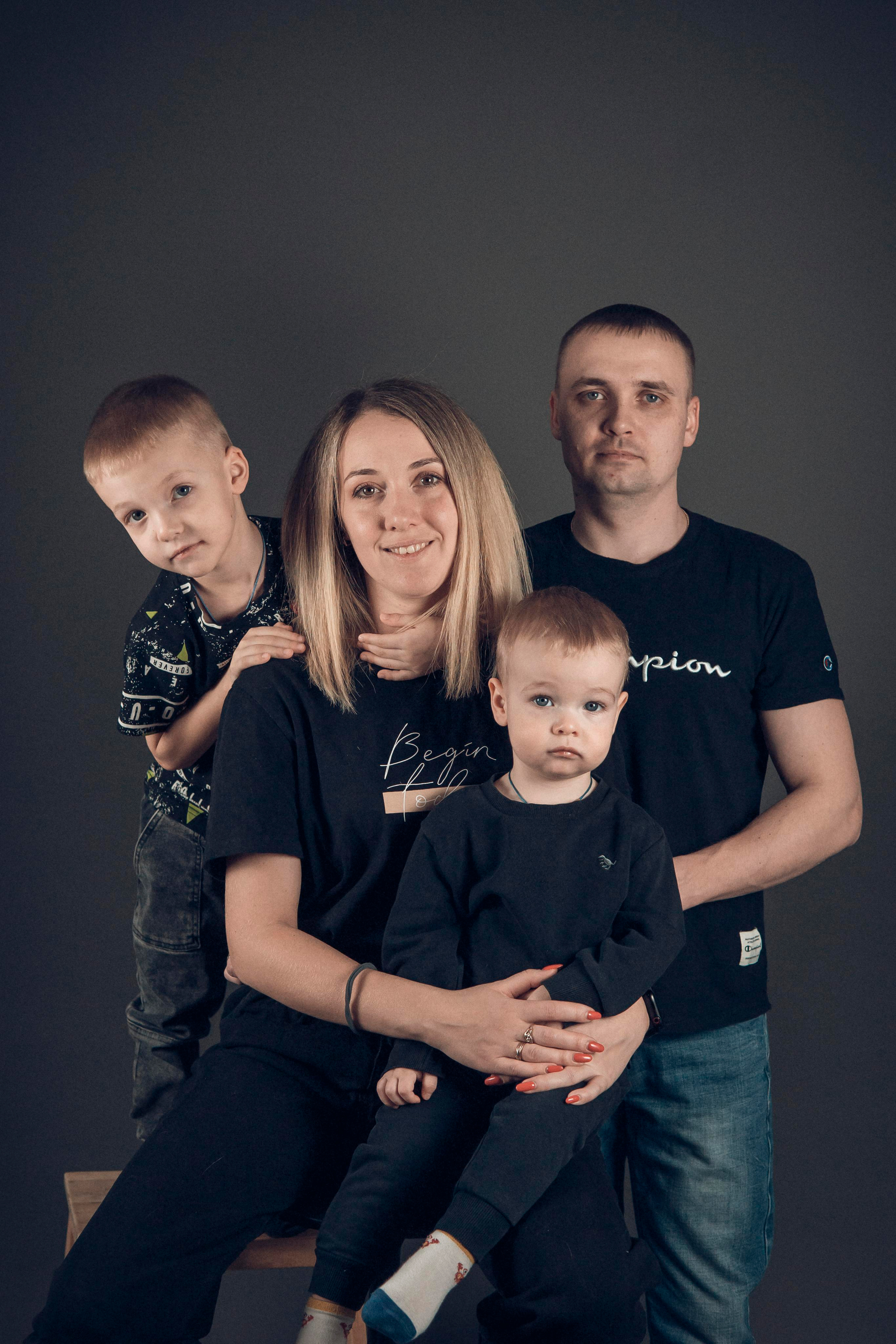 Студийная съемка на темном фоне. Семейный фотограф и фотограф на таинства в Москве Юлия Калайджян