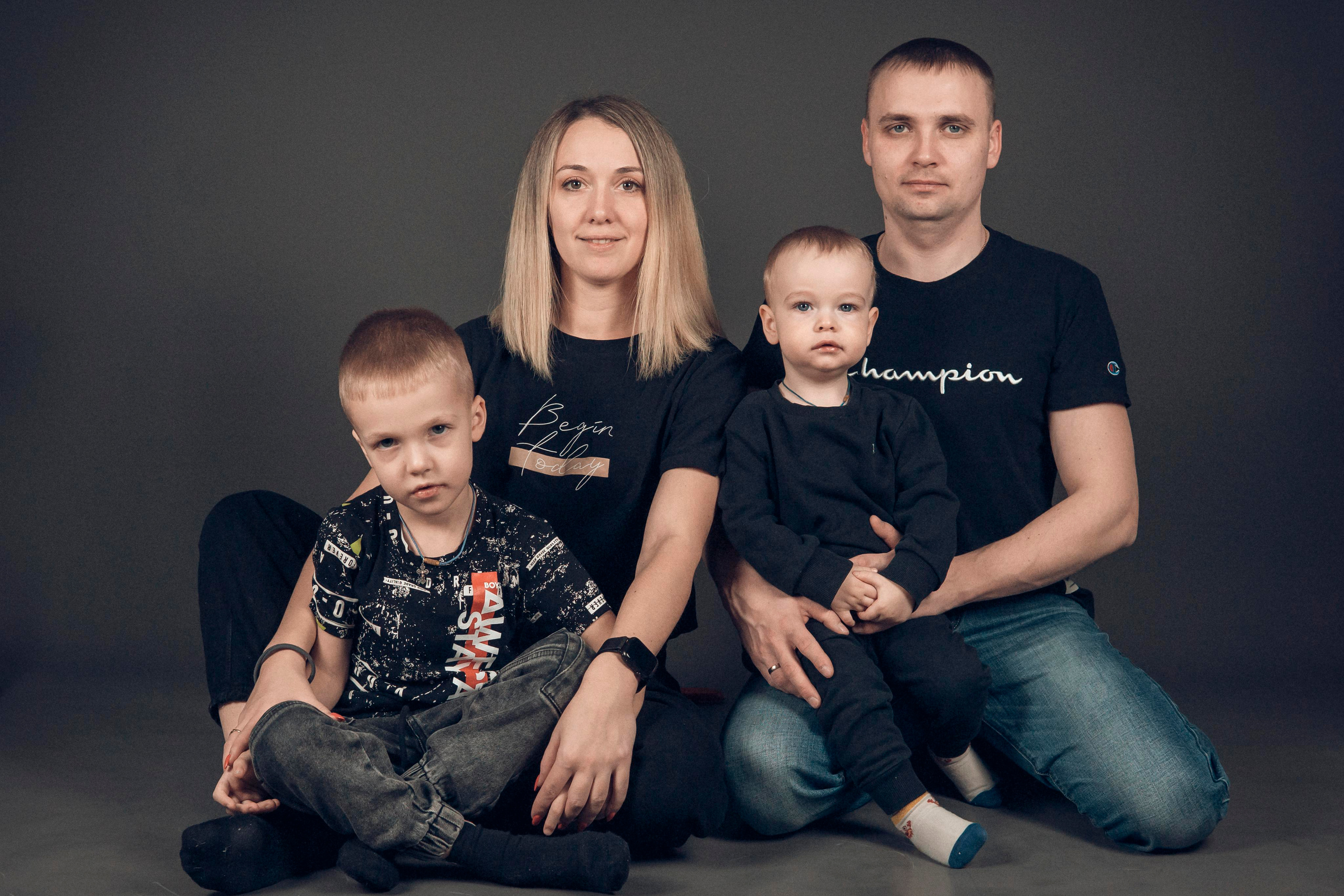 Студийная съемка на темном фоне. Семейный фотограф и фотограф на таинства в Москве Юлия Калайджян