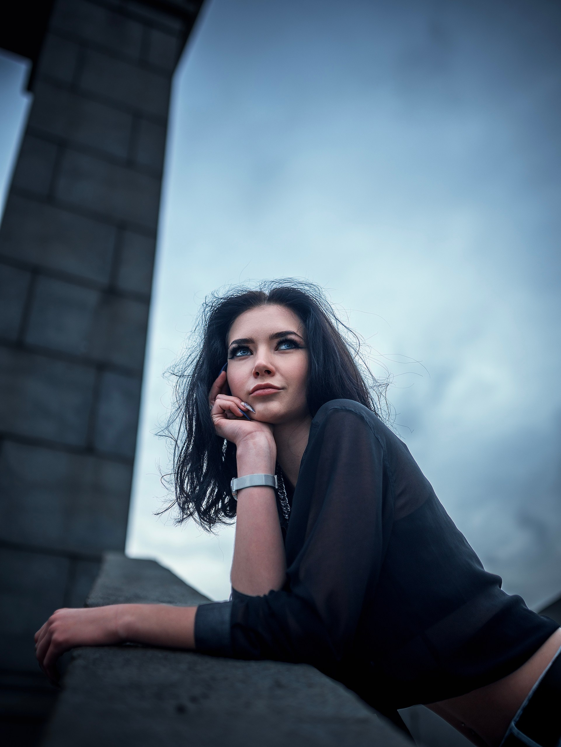 Девушка на улицах Москвы в пасмурную погоду 