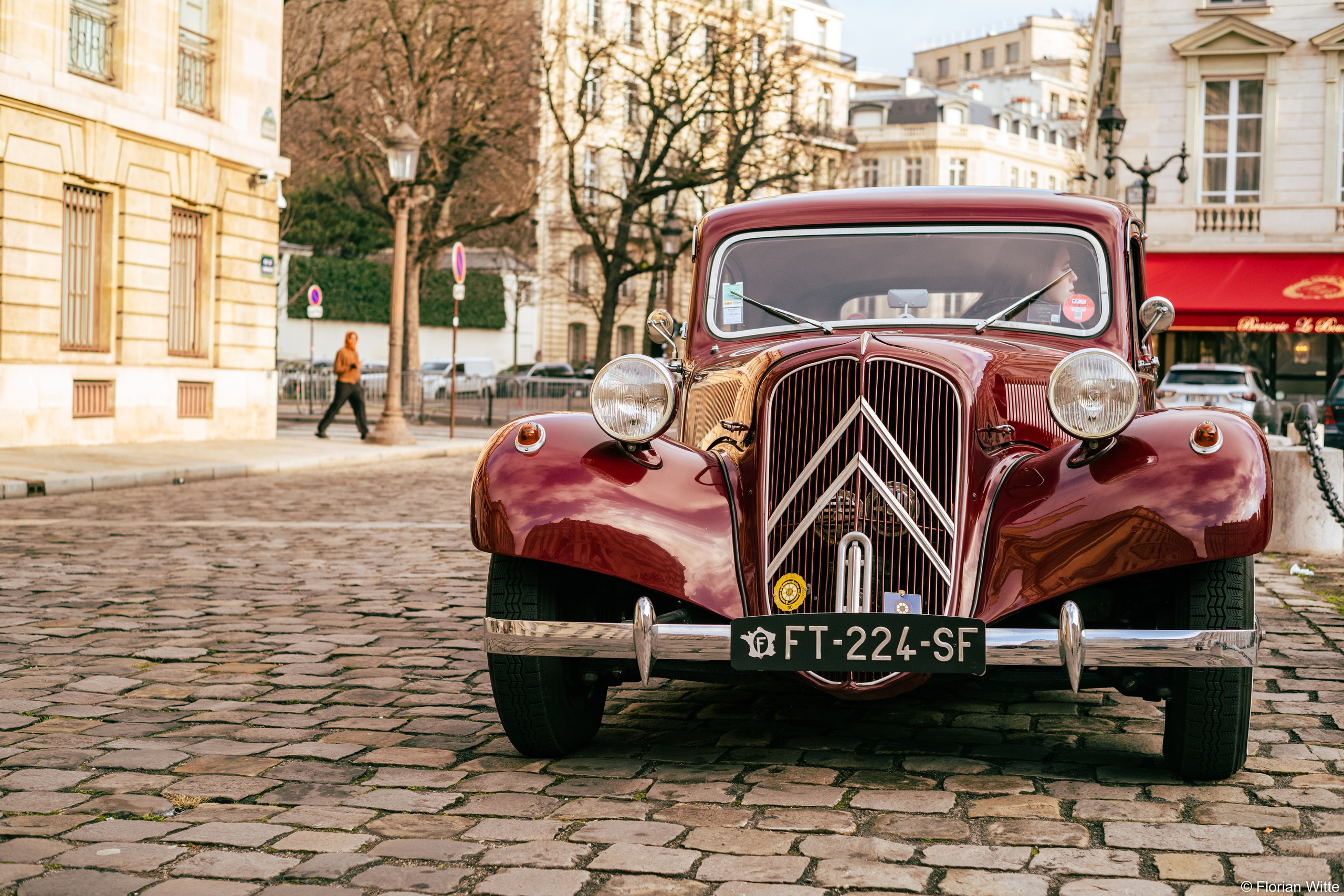 Old car. Director — Photo & Video Paris