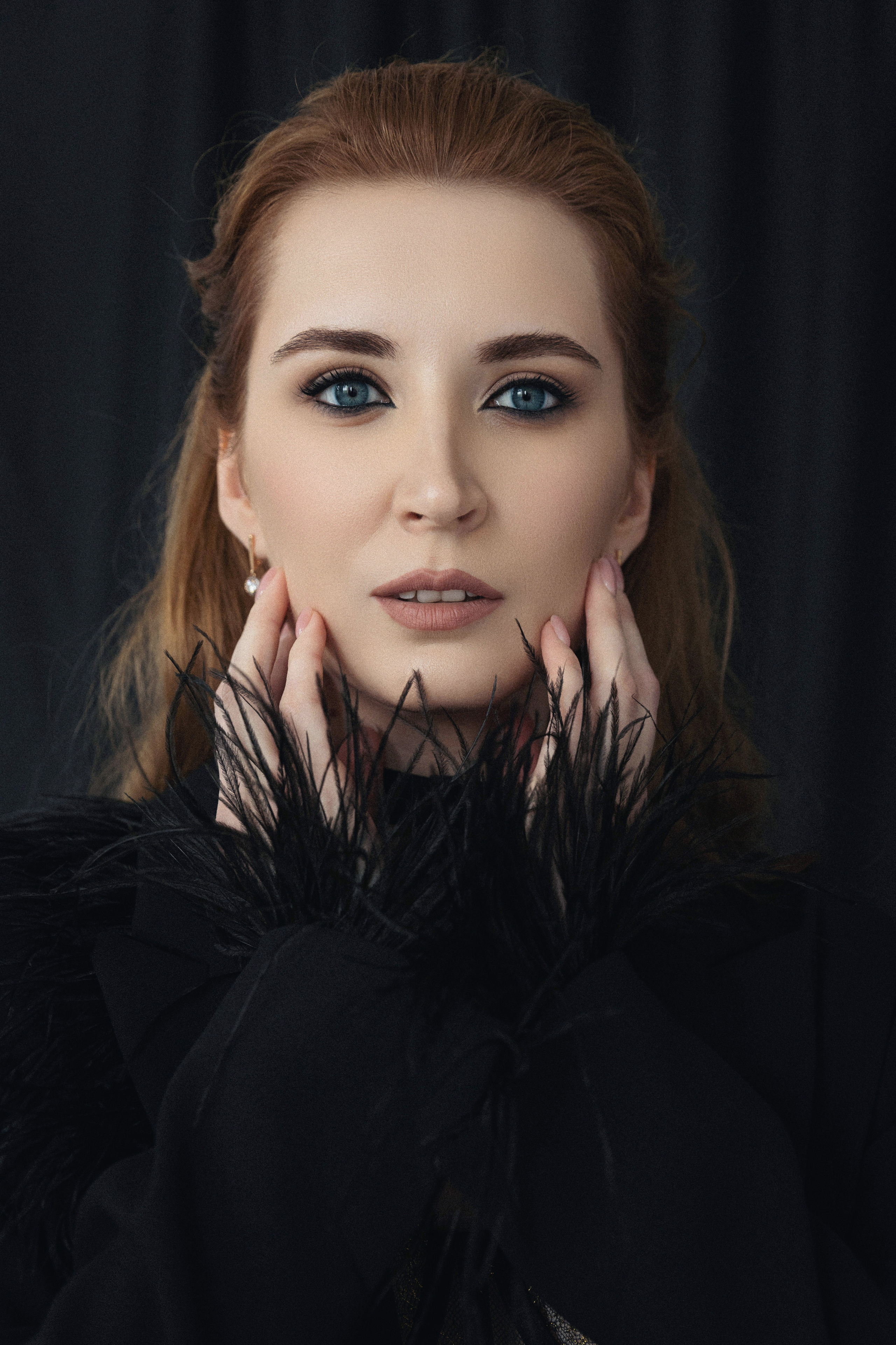 Юлия «The dark feather». Фотограф Мария Щеголькова. Чувственный женский портрет