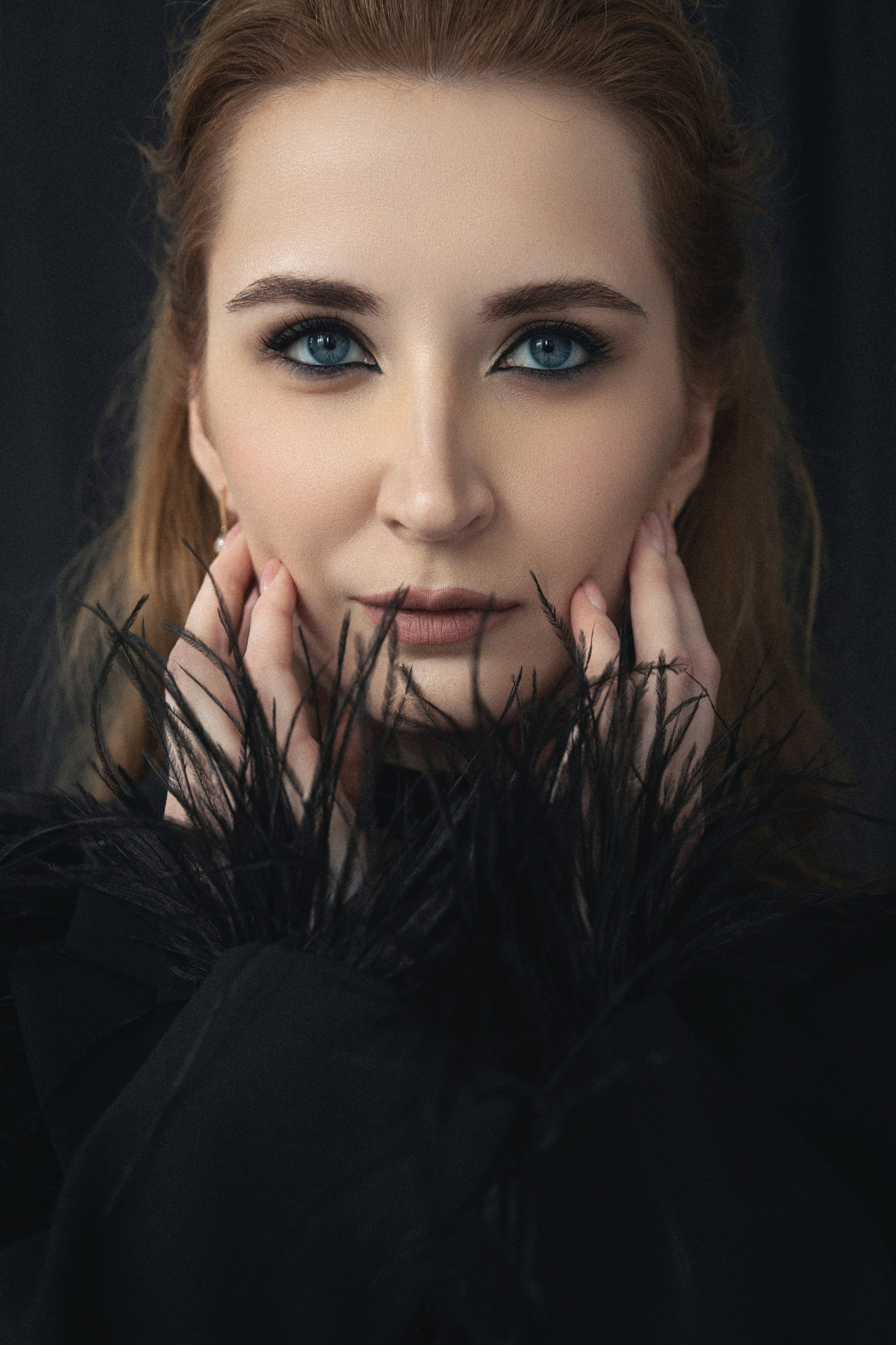 Юлия «The dark feather». Фотограф Мария Щеголькова. Чувственный женский портрет