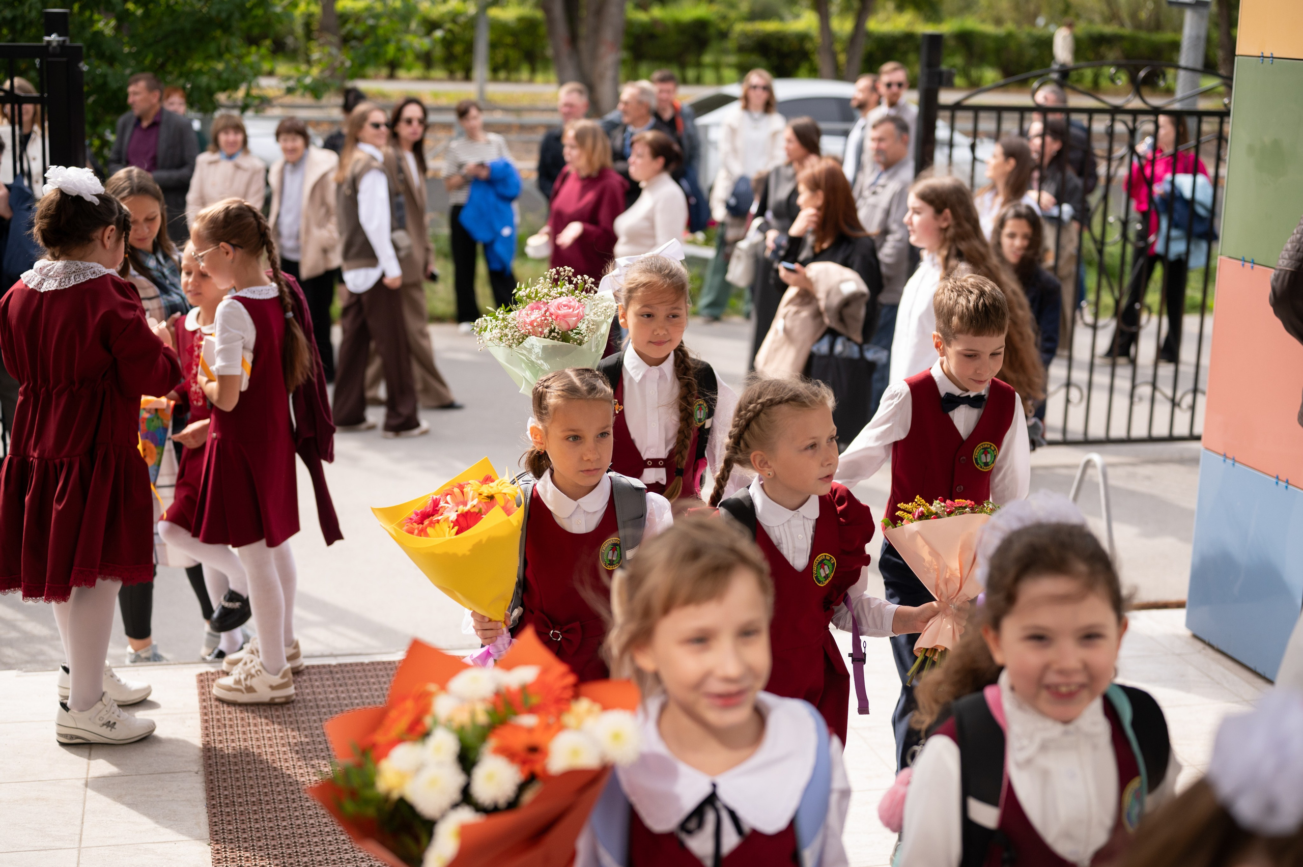 1 сентября 16 гимназия 2 класс (линейка + в классе+ на улице). Фотограф новорожденных, семейный детский в Тюмени Татьяна Морозова