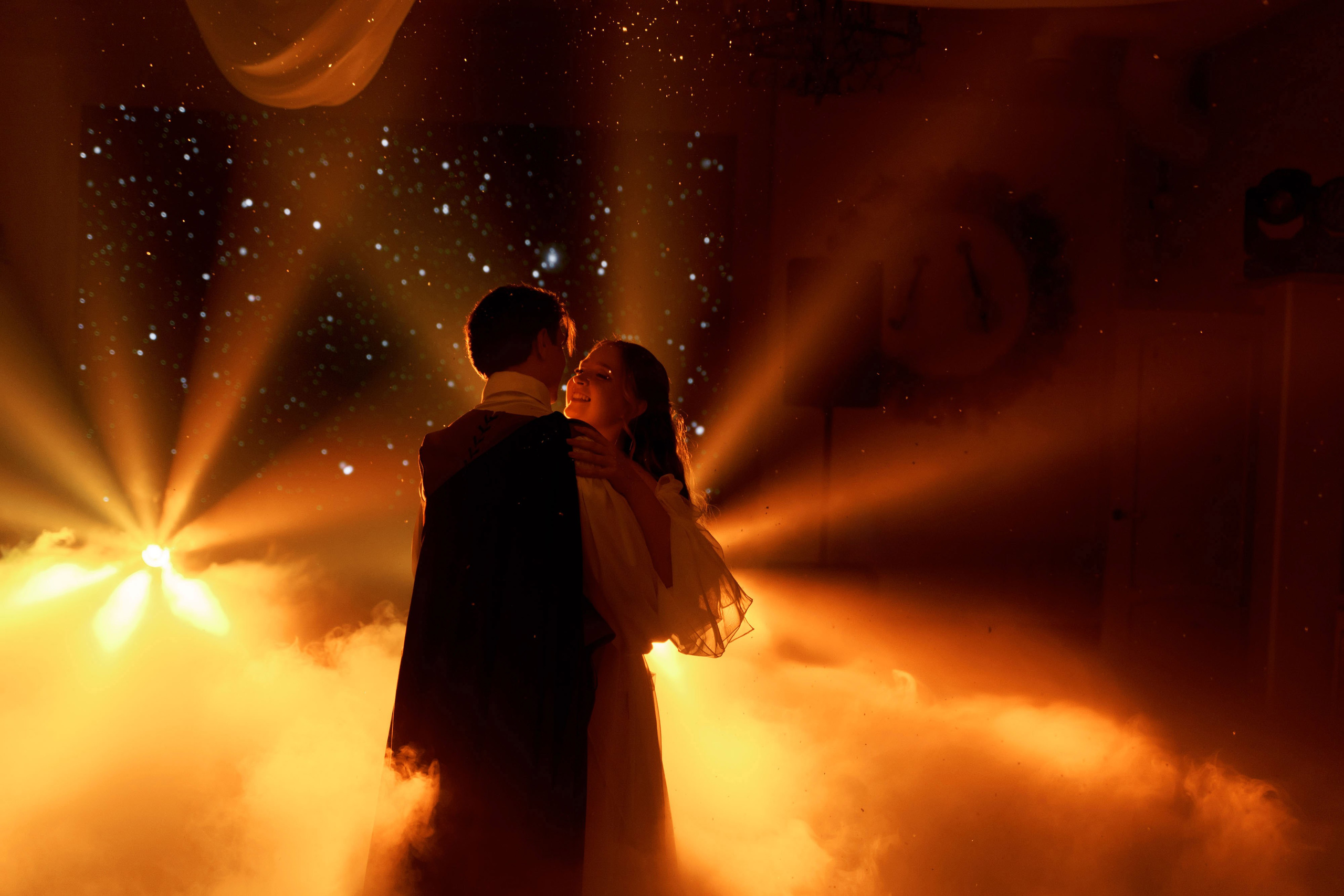 фотосессия свадебного банкета танец невесты и жениха тяжелый дым красивый свет