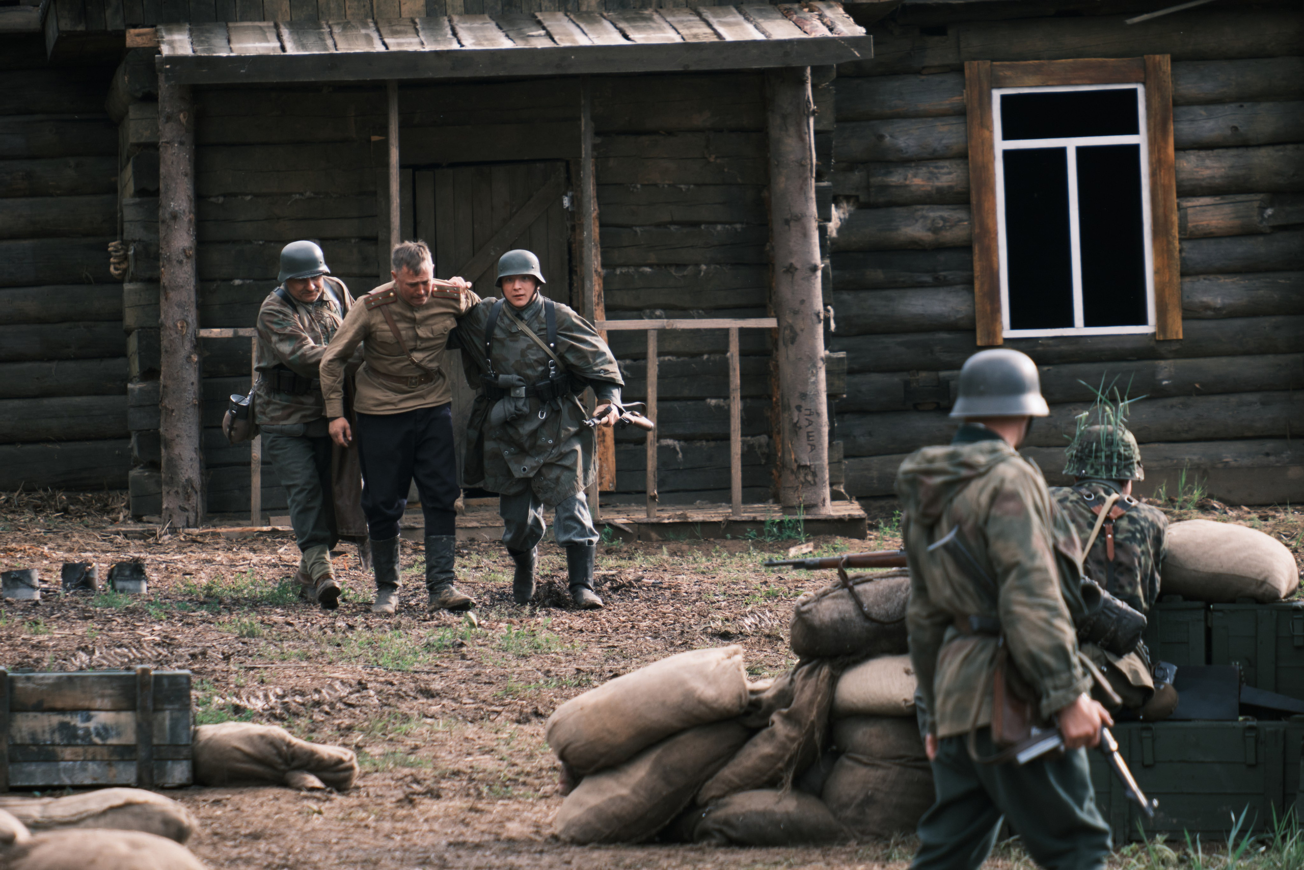 Немцы ведут русского пленного солдата