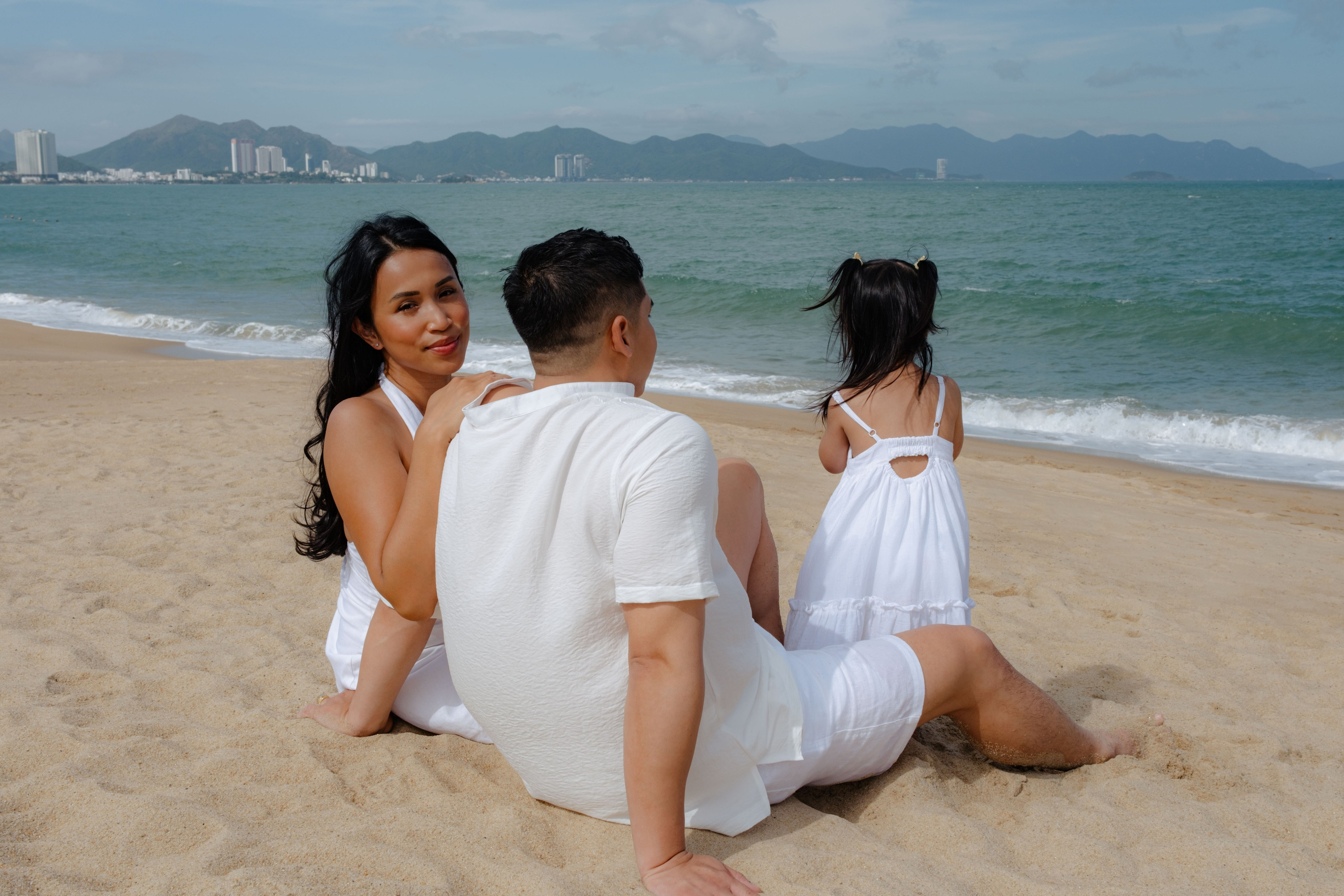 Mother and daughters. Portrait photographer Nha Trang | Julia Meshanina