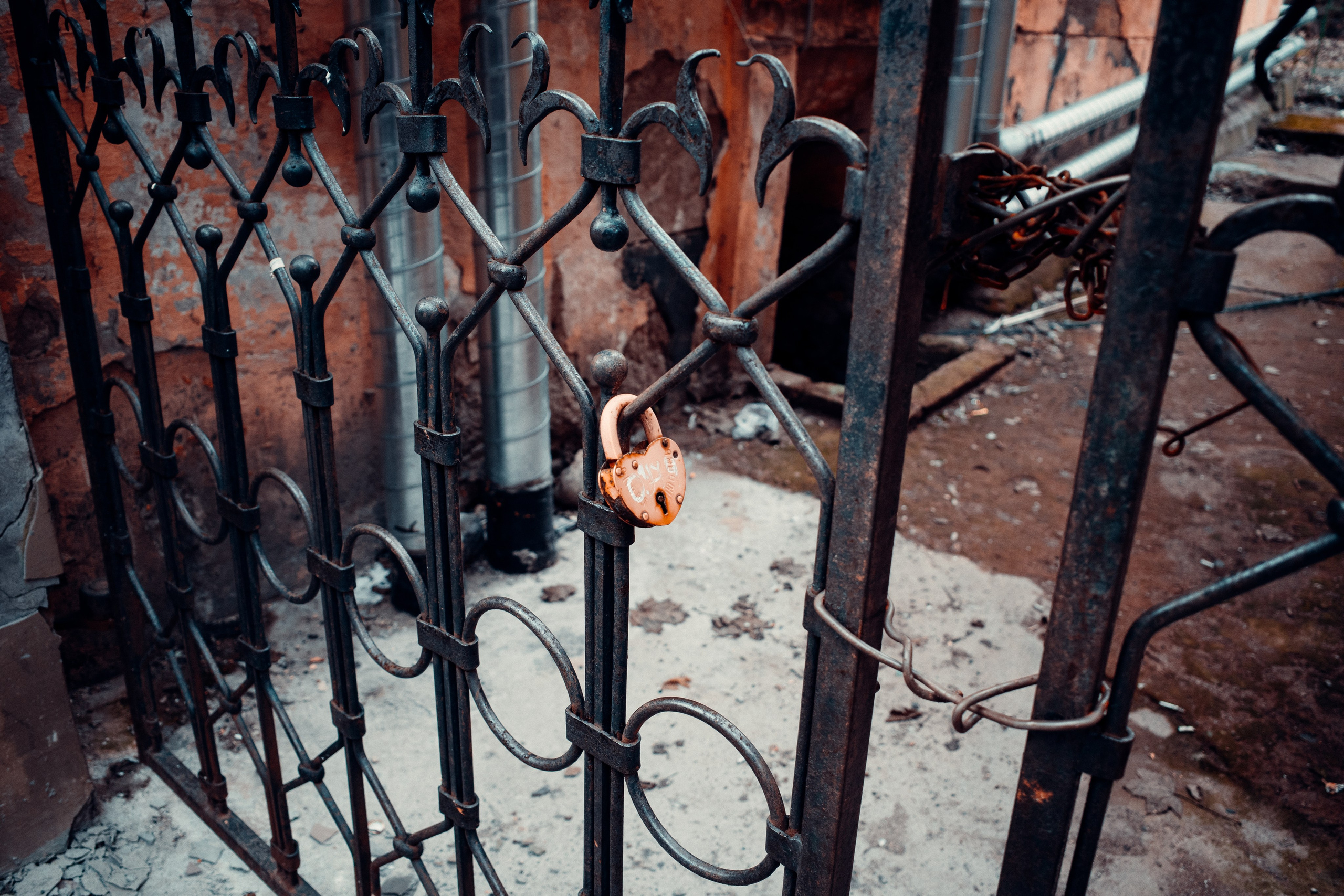 Ворота с замком в одном из дворов Выборга