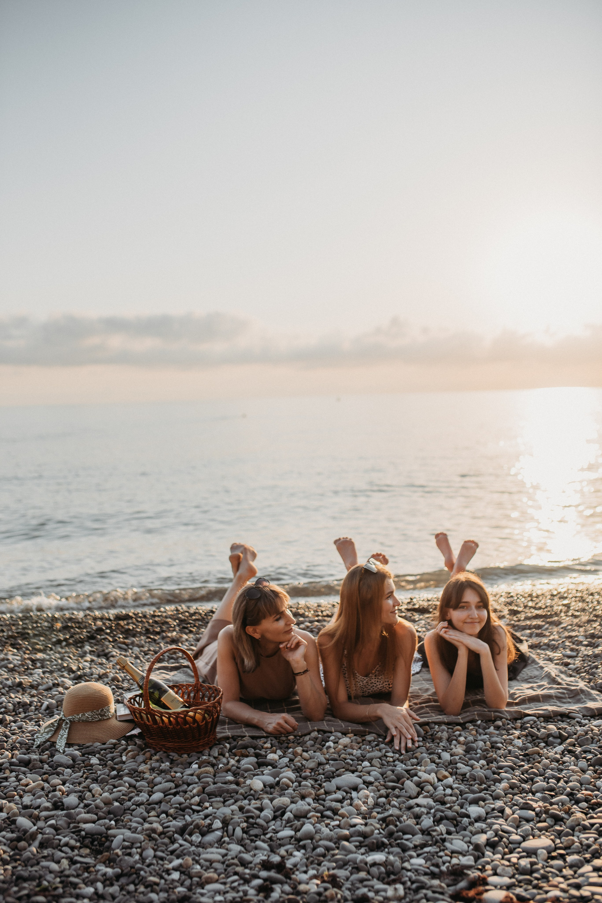 Семейная фотосессия мамы с дочками на берегу моря в Сочи Сириус Адлер. Фотограф в Сочи — Маргарита Поганова