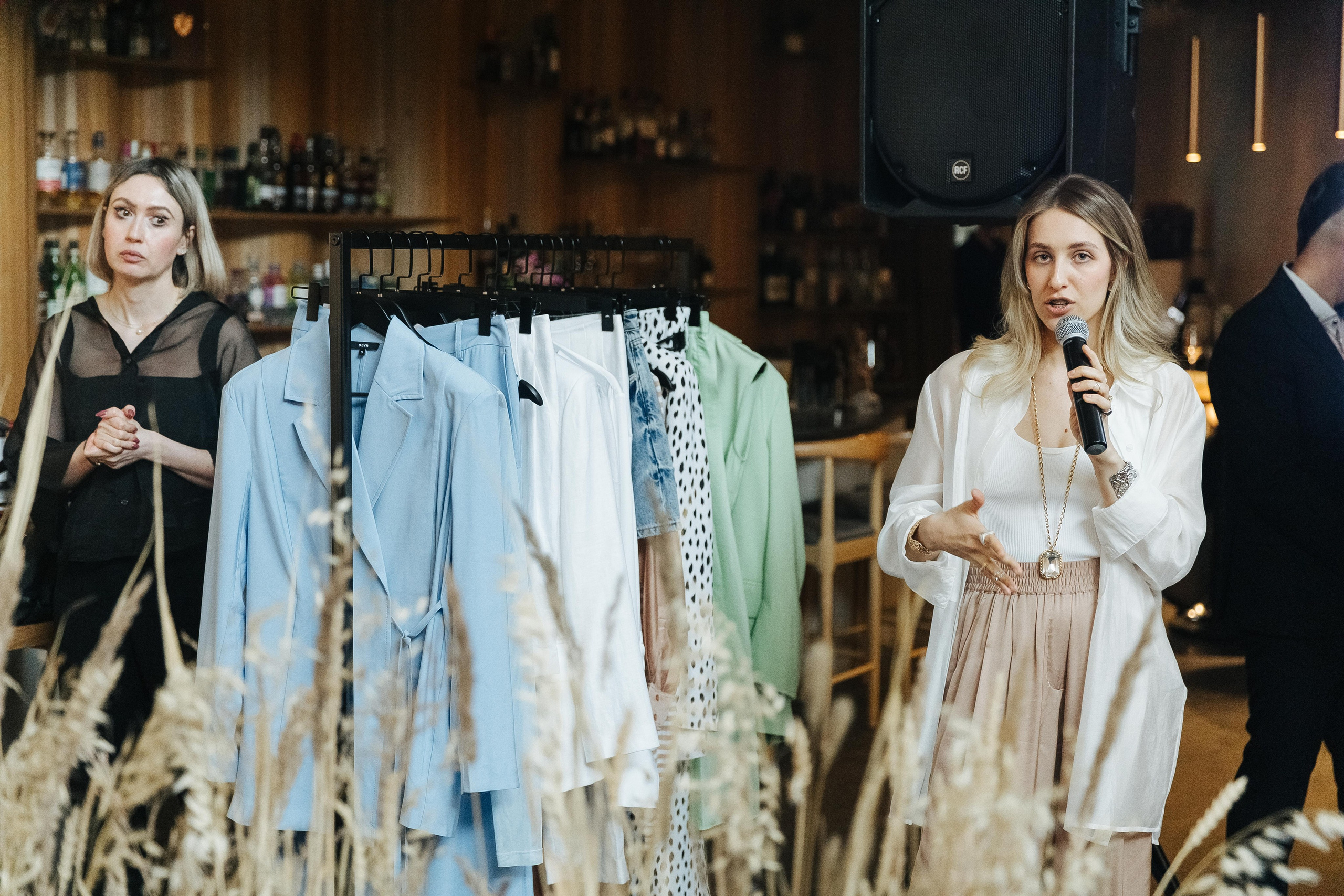 Презентация открытия магазина женской одежды GLVR в ресторане Fresco. Фотограф в Красноярске Надежда Воскресенская