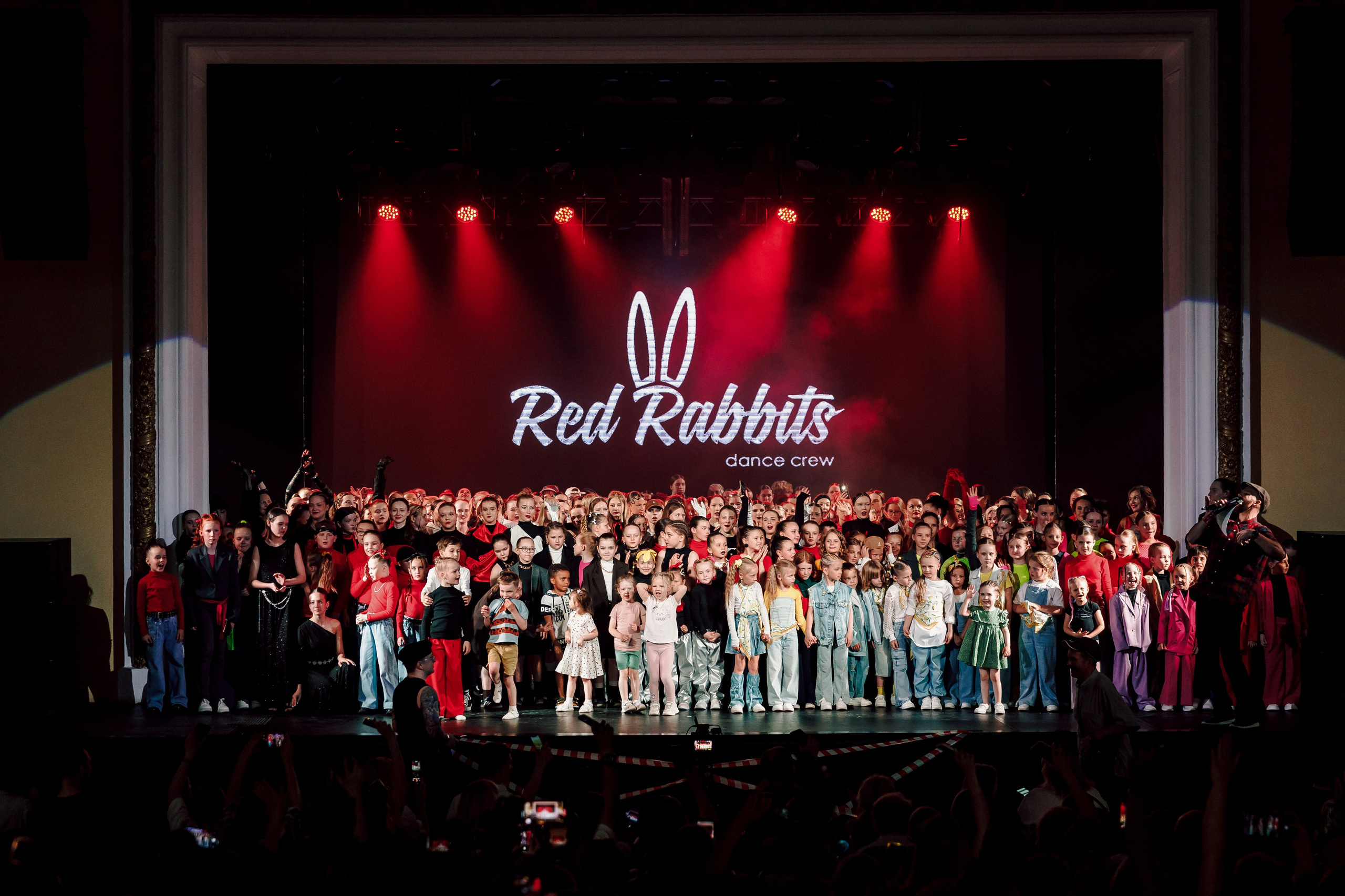 Отчётный концерт танцевальной школы «Red Rabbits» 2025. Лёшка Варзегов — фотограф