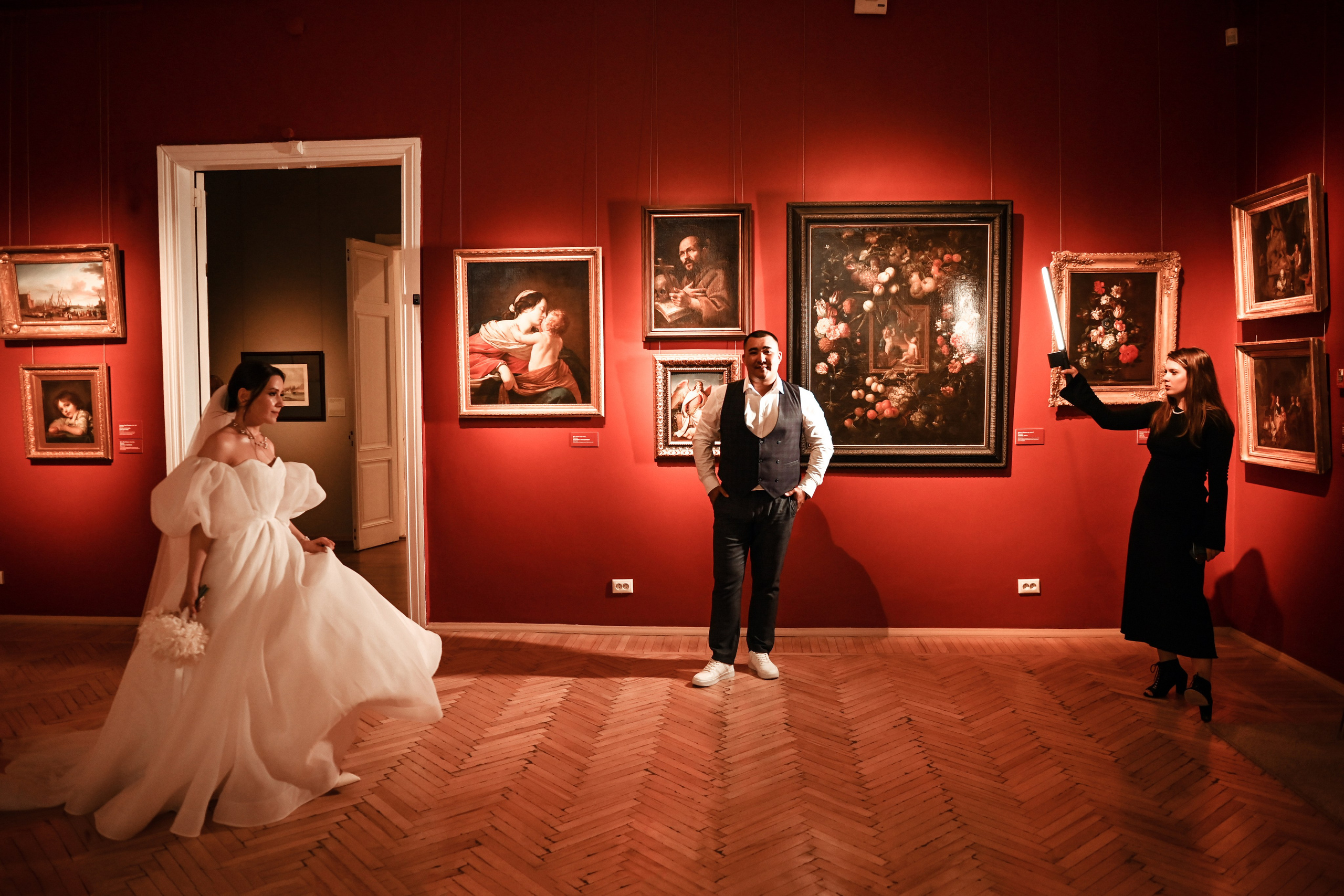 Небольшая свадебная серия в музее и прогулкой под дождем Эльмиры и Ризата. Свадебный, семейный, детский, контент фотограф в Омске Максим Ильин