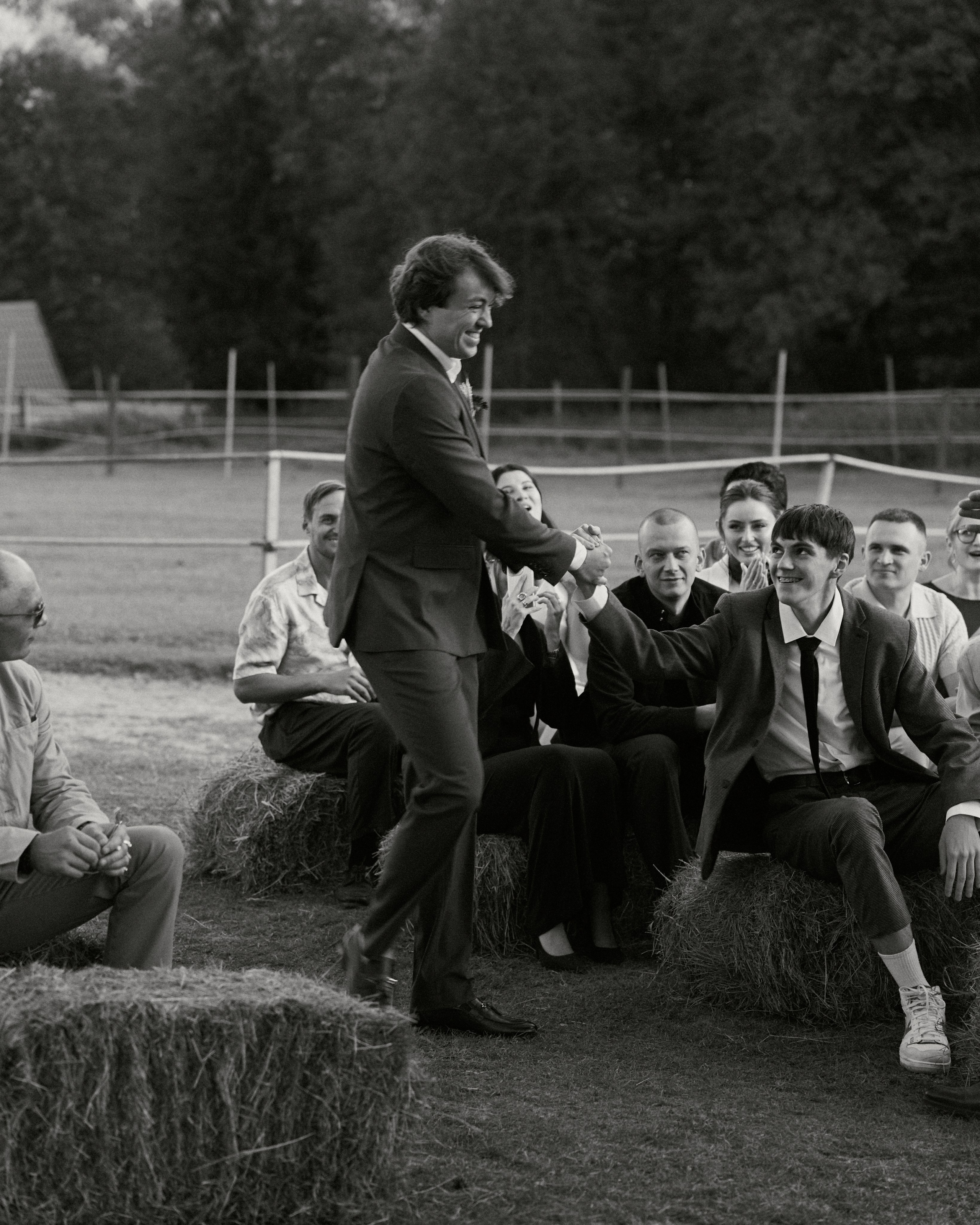 Выход жениха на свадьбе