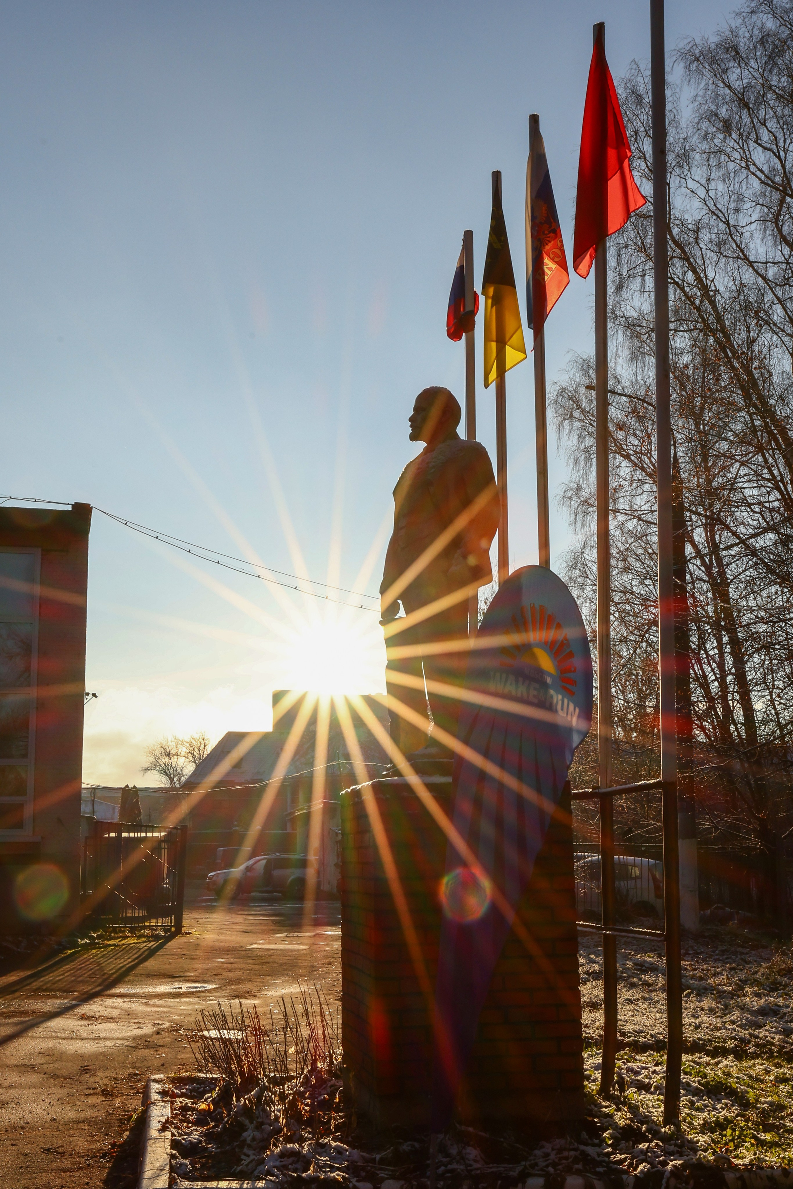 Два лепестка Химкинского марафона у дома, 23.11.25. Фотограф Сергей Ловкий