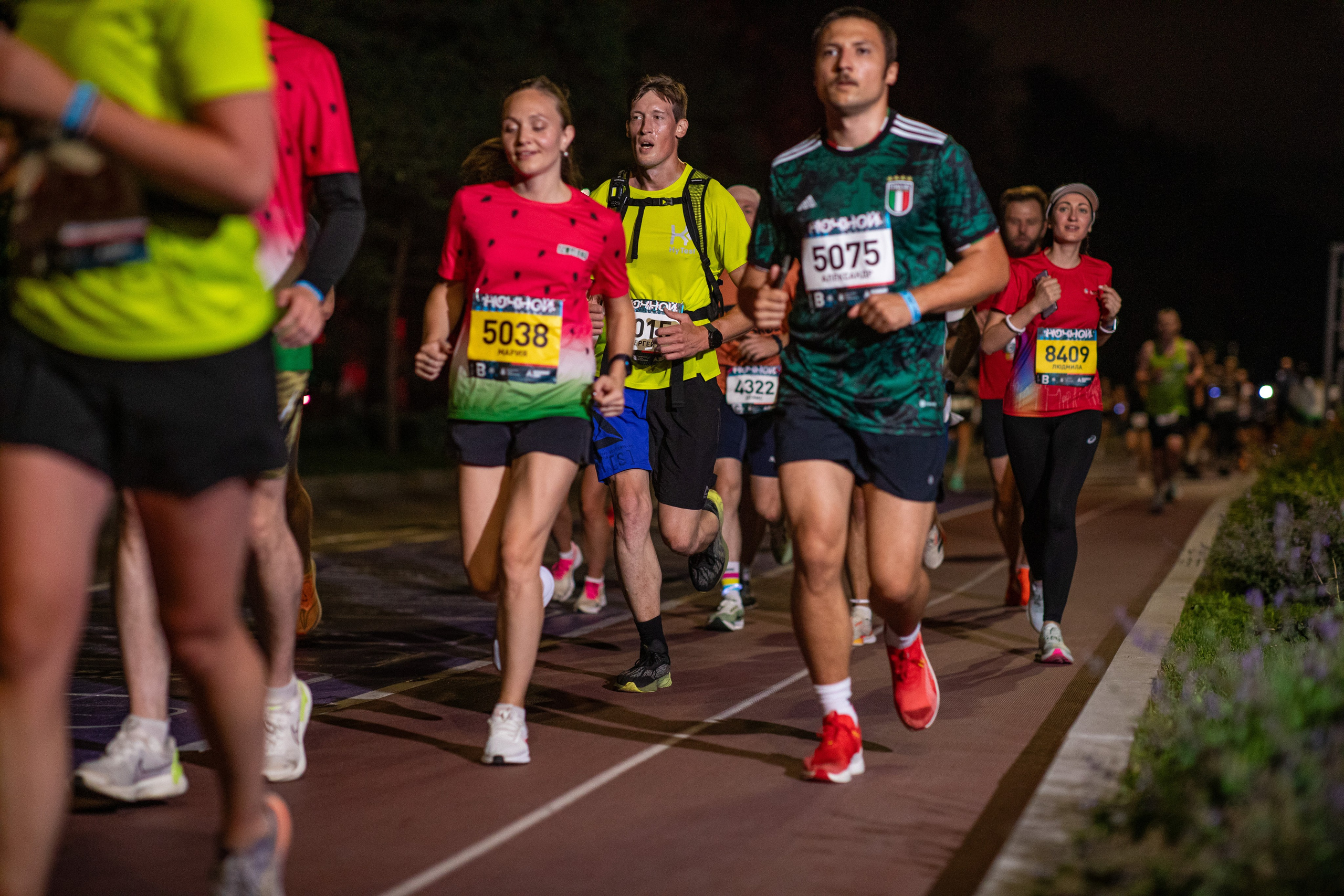 Ночной забег в ленте фотографий бегунов 03.08.24. Фотограф Сергей Ловкий