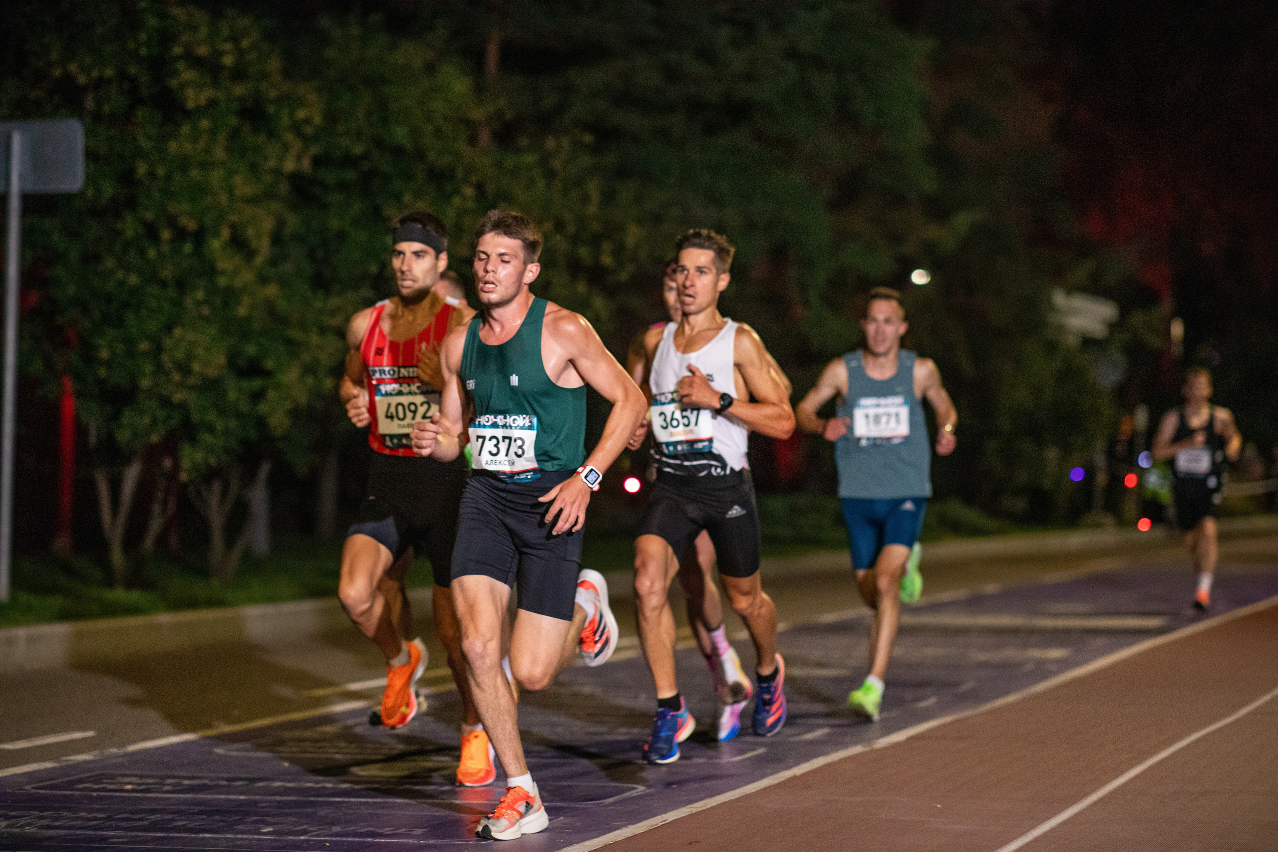 Ночной забег в ленте фотографий бегунов 03.08.24. Фотограф Сергей Ловкий