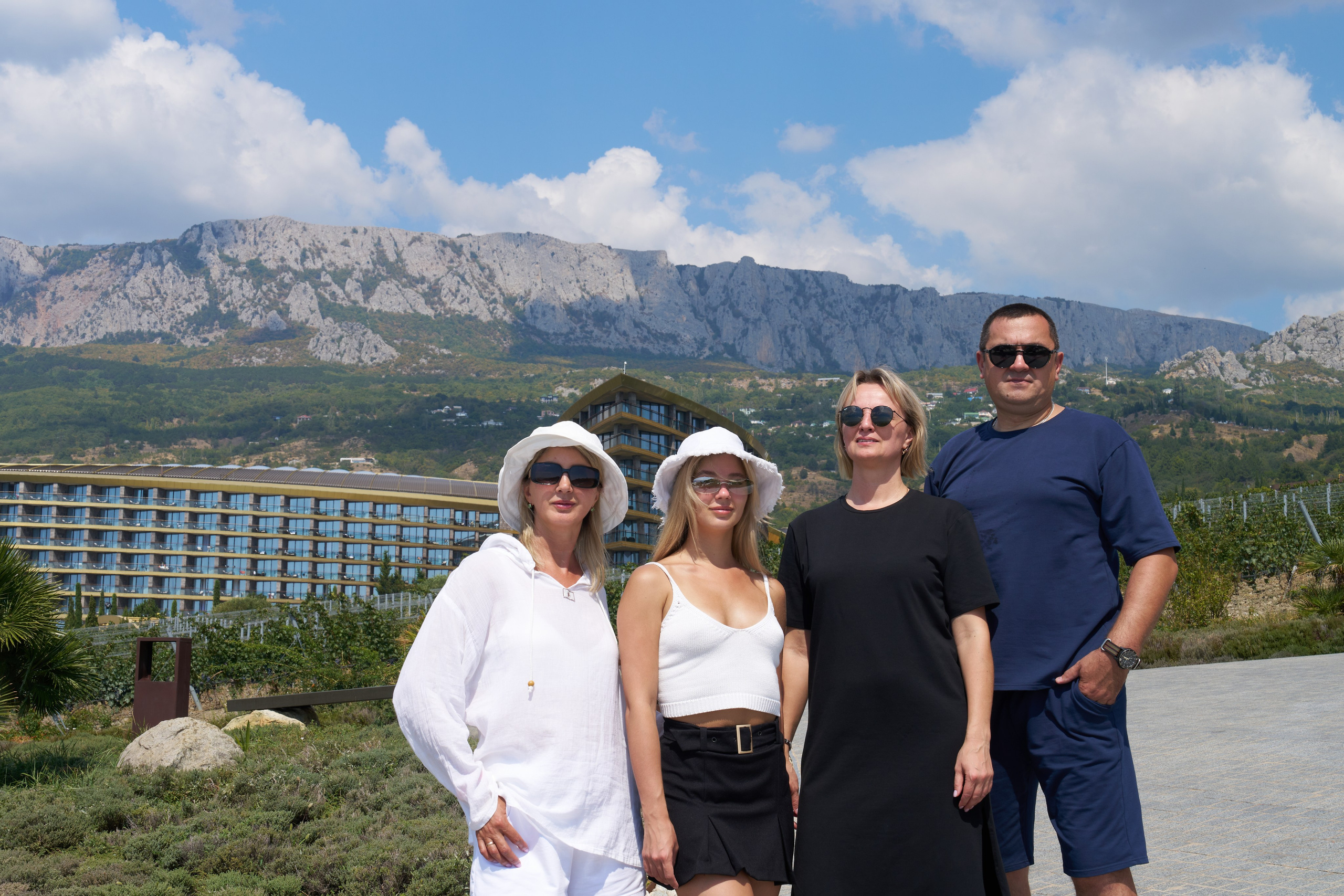 Семейная прогулка 4 человека. Свадебный фотограф Виктория Роса