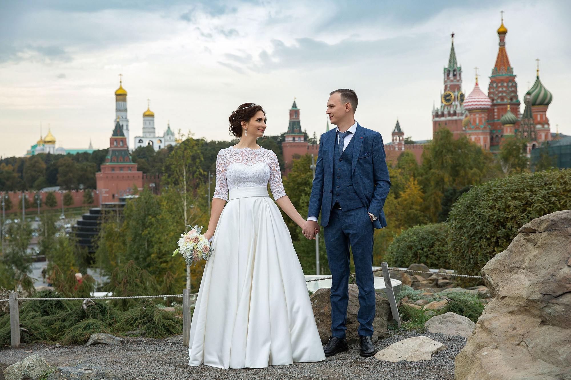 Прогулка, фотосессия жениха и невесты. Свадебная съемка. Фотограф в Москве Валерий Боцман