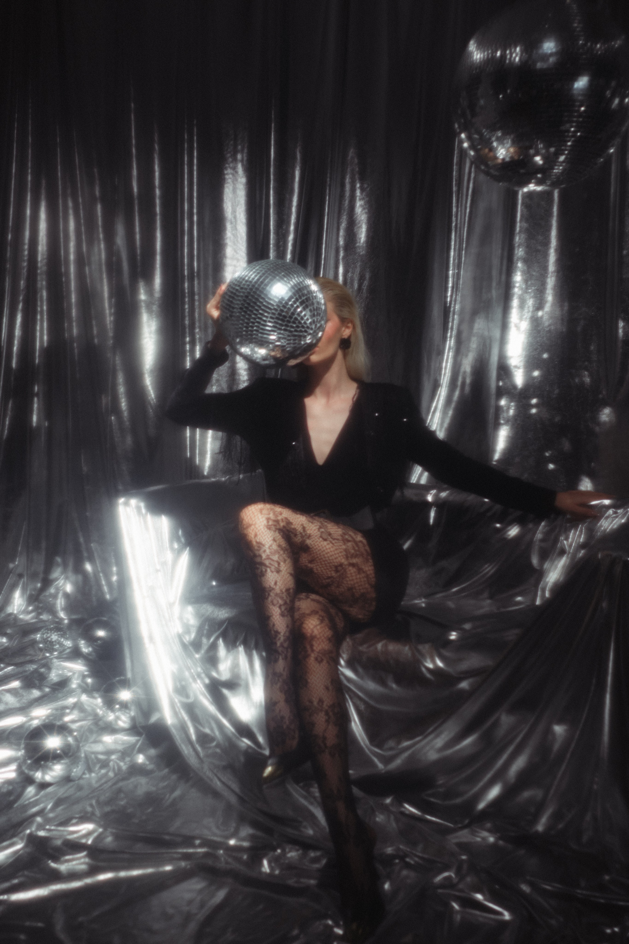 девушка женский портрет фотограф юлия фролова новый год новогодняя фотосессия постоянный свет ростов модель обучение фотографии воркшоп по фотографии дискошар длинные ноги 