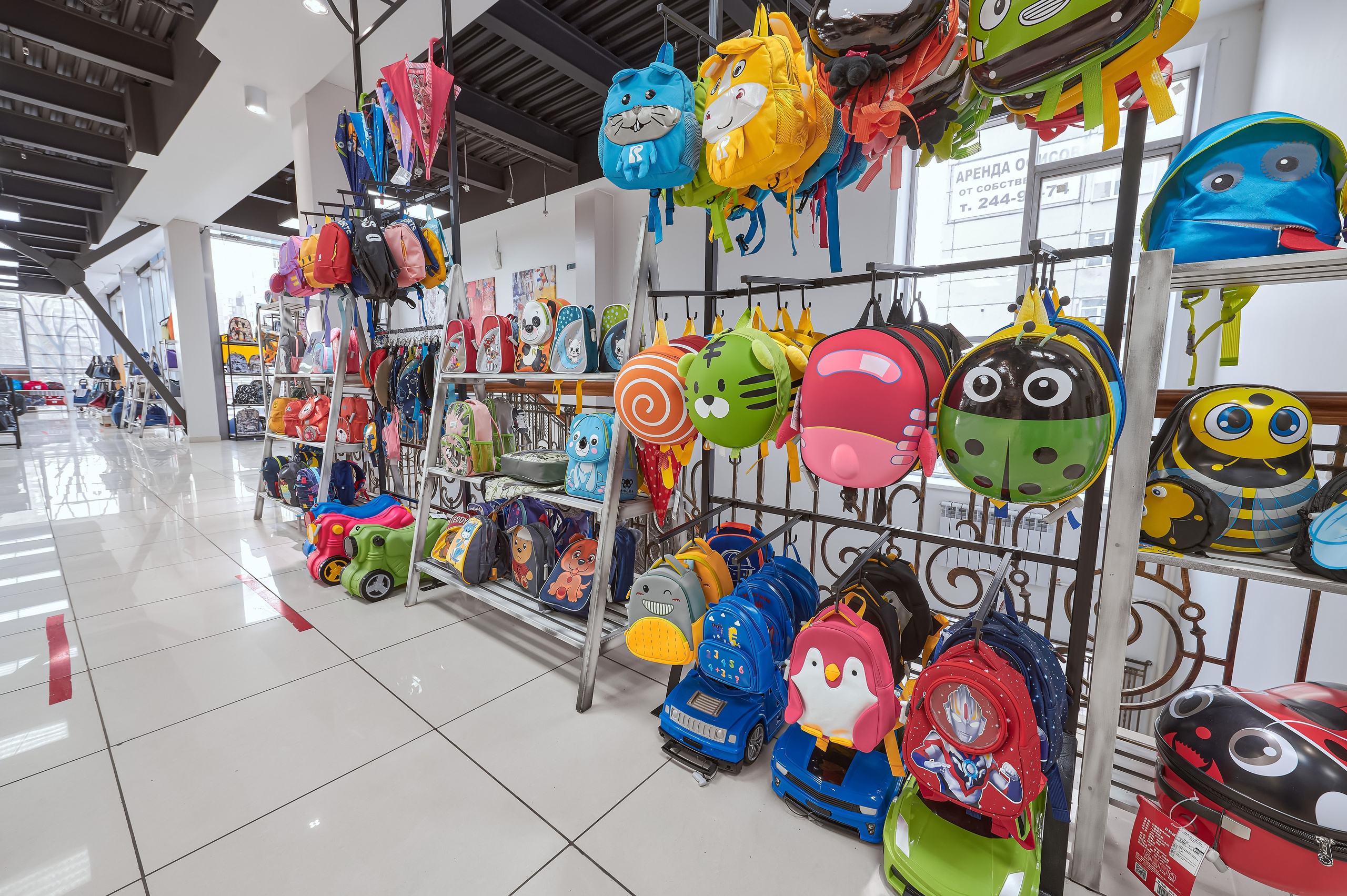 Портфолио по интерьерной и экстерьерной фотосъёмки: Мир сумок — Левый берег. Фотограф Яковлев Роман — Красноярск