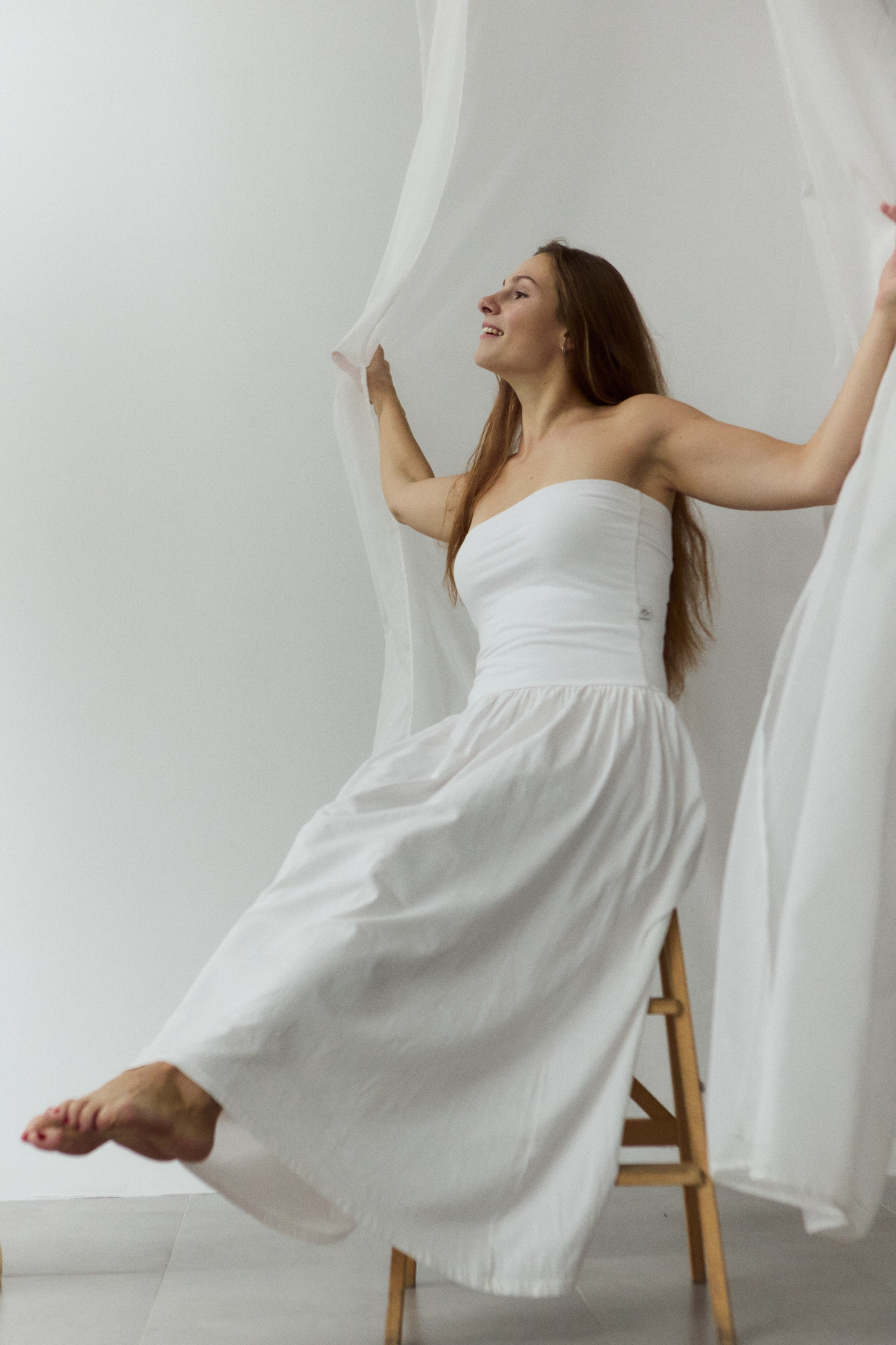 нежная и минималистичная женская фотосессия в студии в Москве