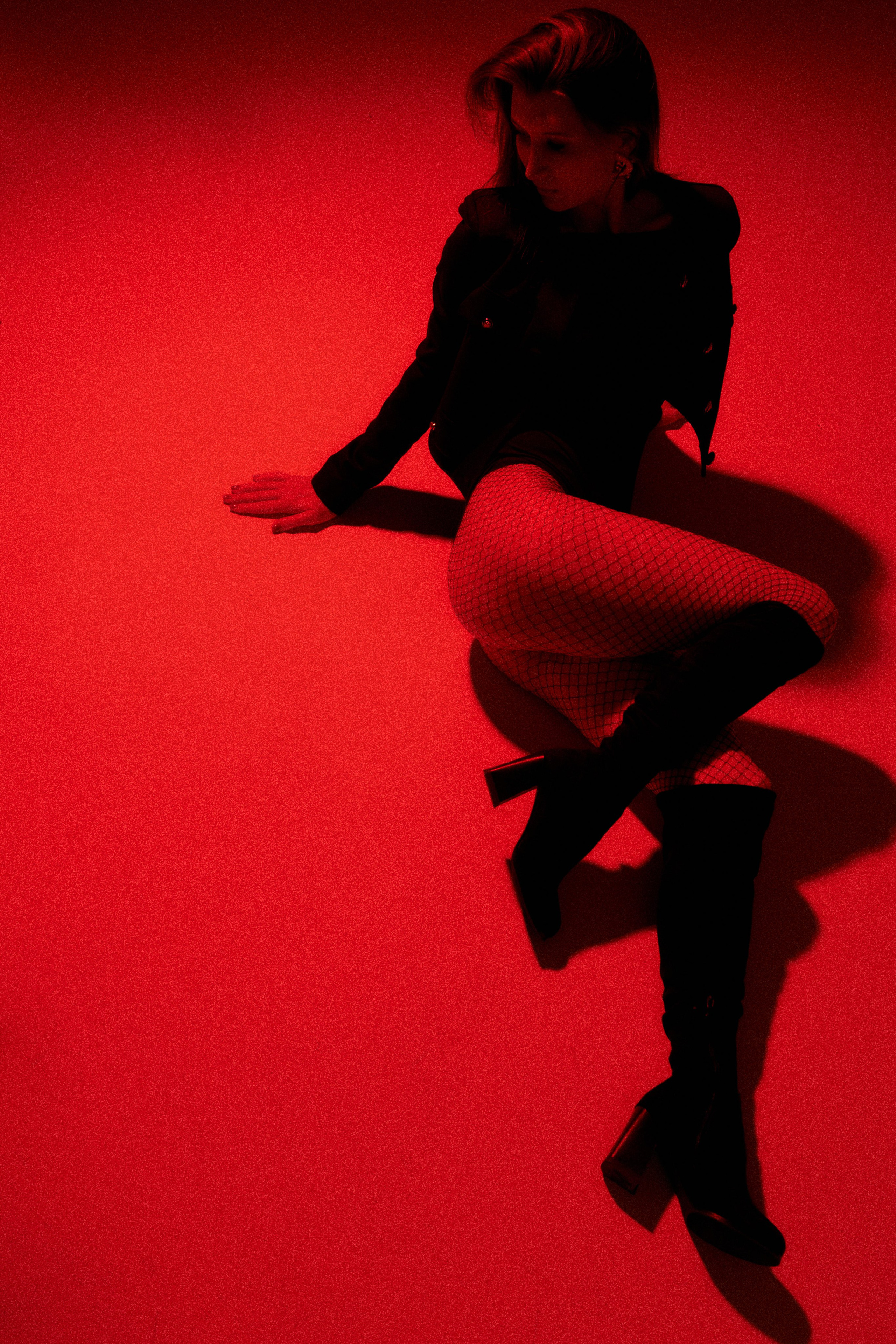 Портретный фотограф в Москве Калагина Светлана. Дерзкая фотосессия в студии с красным светом.