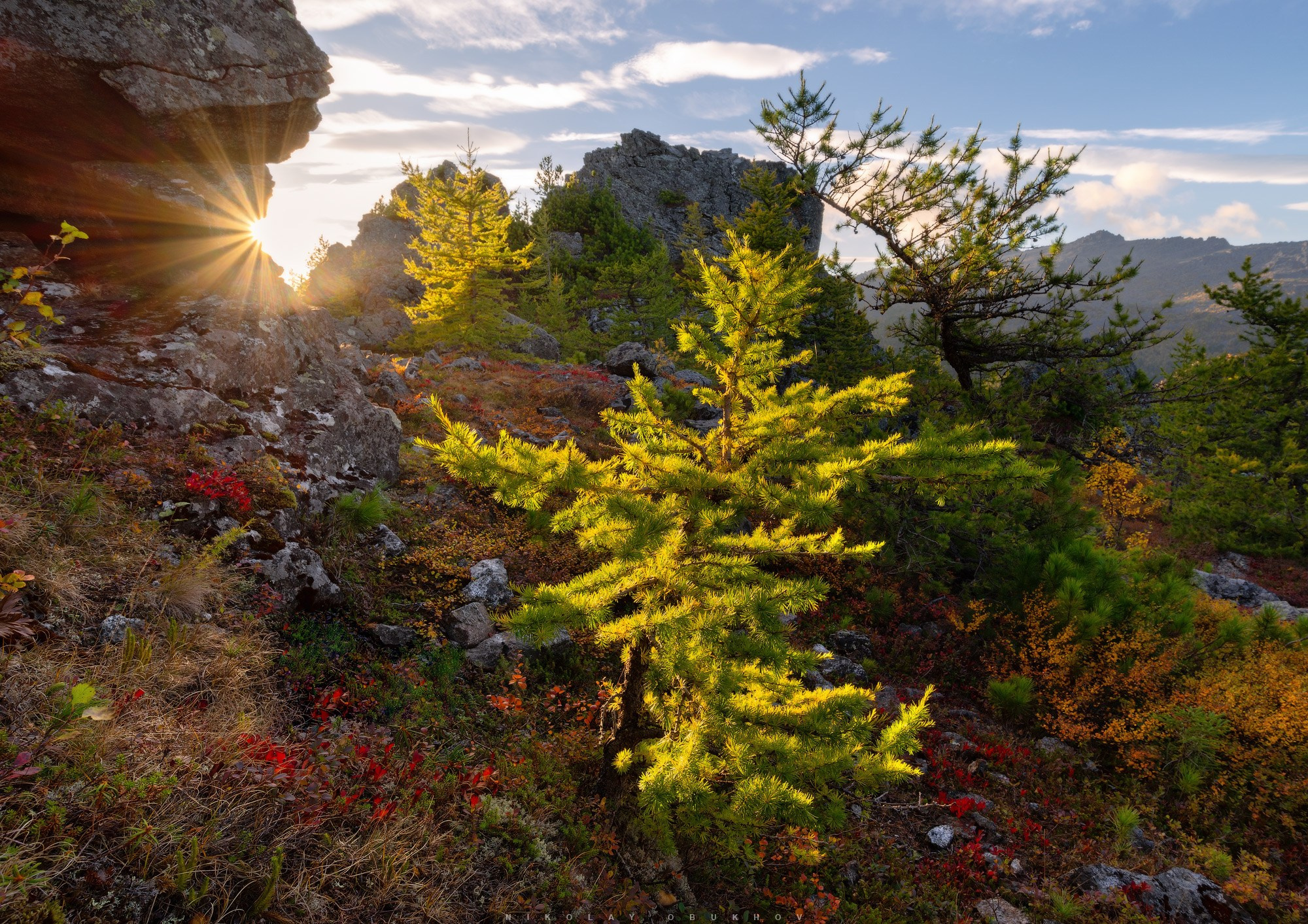 Осенний пейзаж на горе Серебрянский Камень на Северном Урале, в окрестностях горы Конжаковский Камень.
