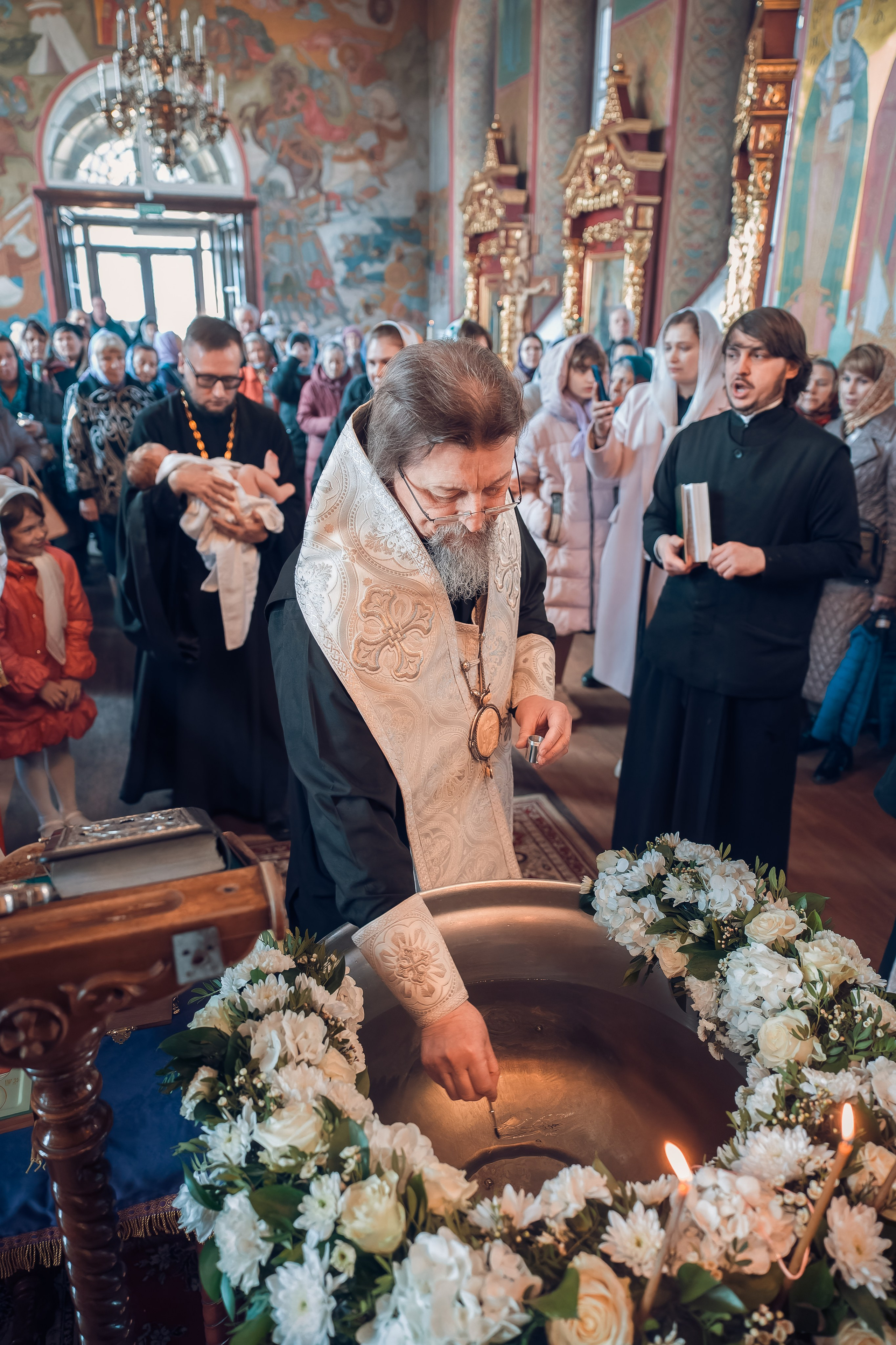 Таинства Крещения и Венчания в Старом Осколе. Фотостудия для новорожденных в Старом Осколе Гильфановых Юрия и Ольги