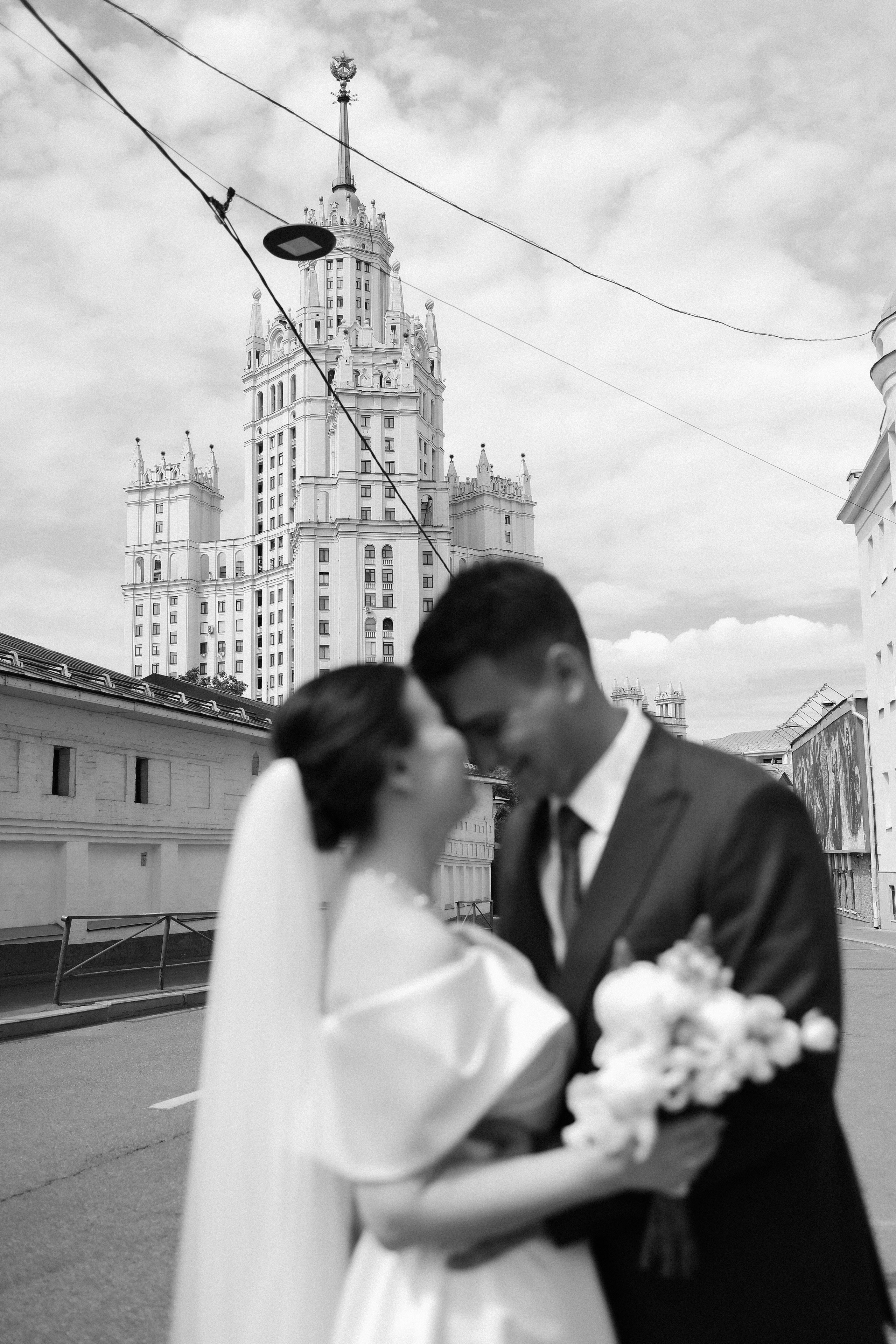 Д. + Н. ЗАГС ВДНХ, прогулка возле высотки на Котельнической набережной. Свадебный и семейный фотограф в Москве Света Снимает