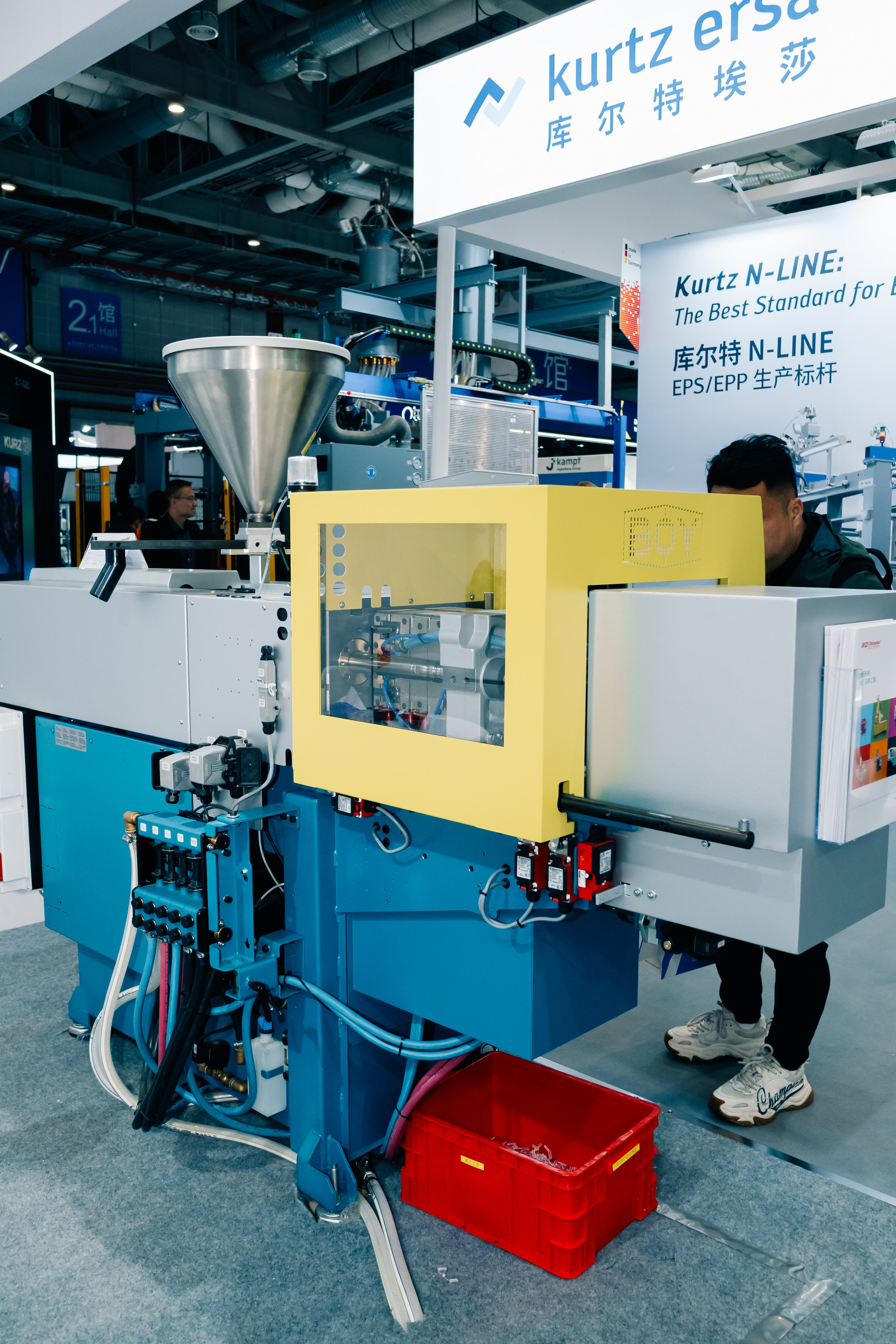 Фото и видеосъемка на выставке CHINAPLAS в Шанхае | Компания VZLP | Фотограф в Шанхае