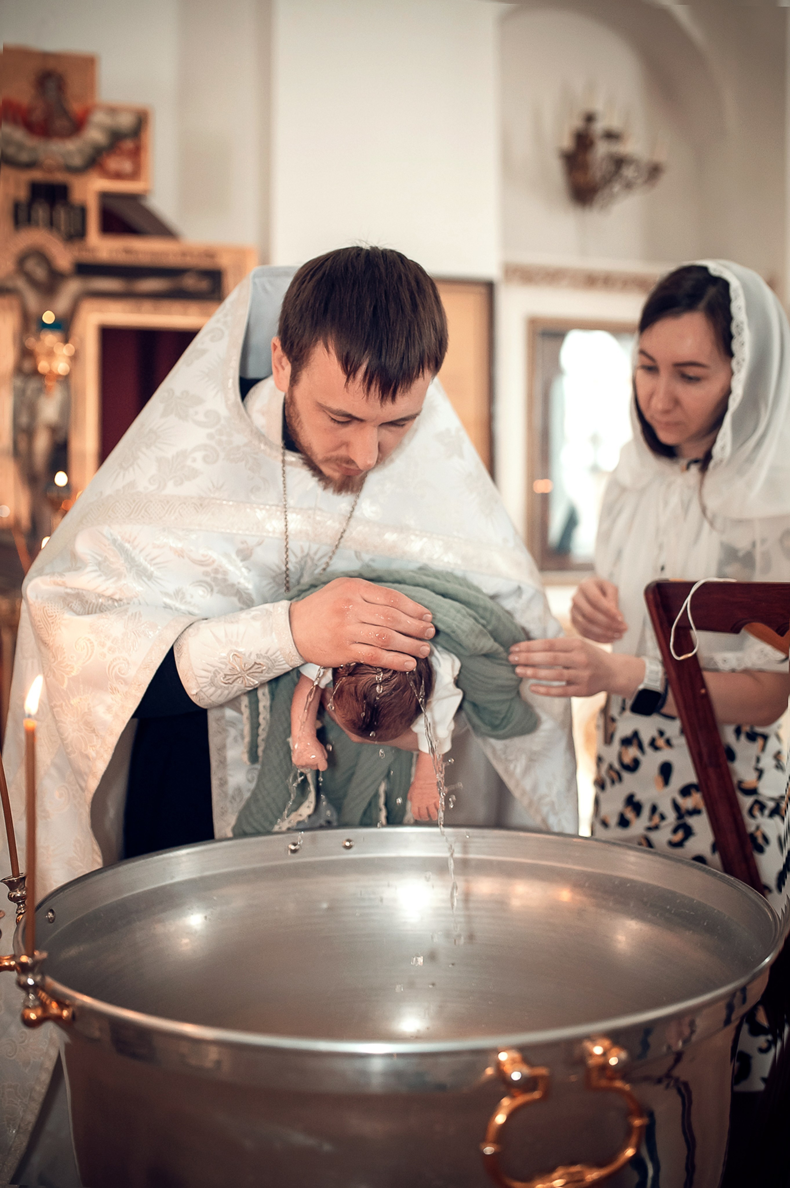 Фотографии момента погружения в купель (Таинство крещения). Moscow_CPC