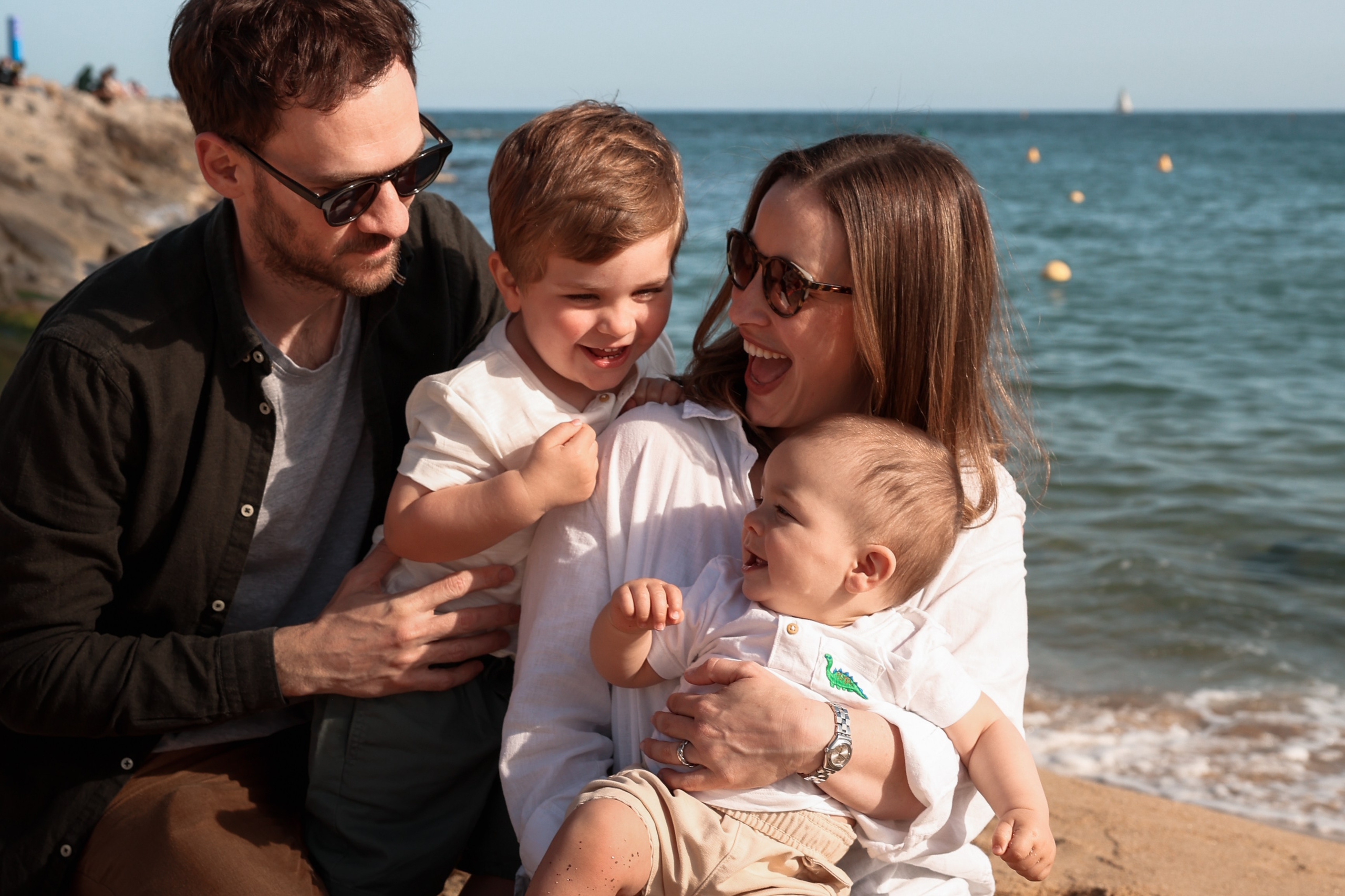 Family pizza at the sea. Natalia Zhuravleva|family, newborn, maternity photographer in Barcelona