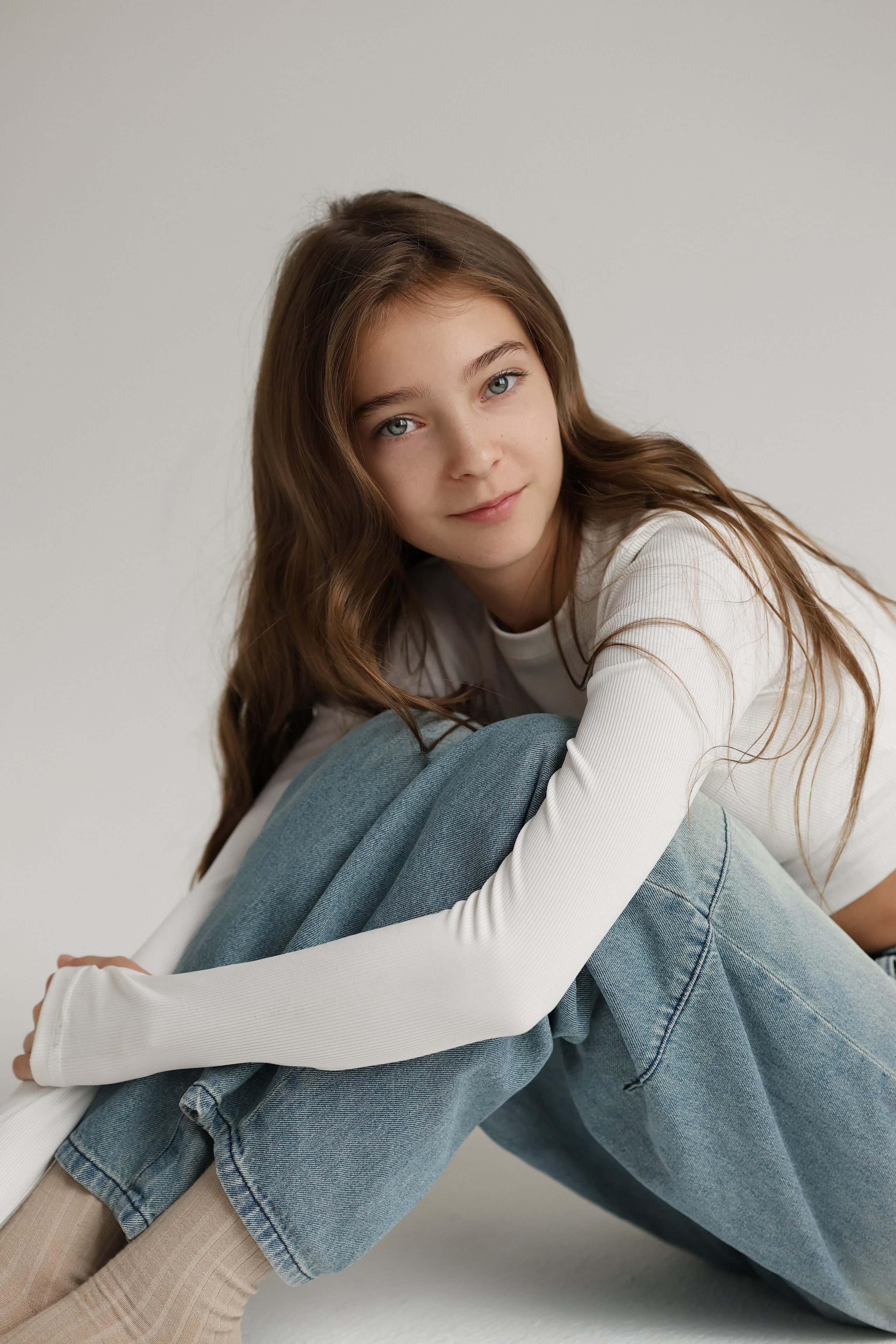 модельные тесты на белой циклораме при дневном освещении в студии 