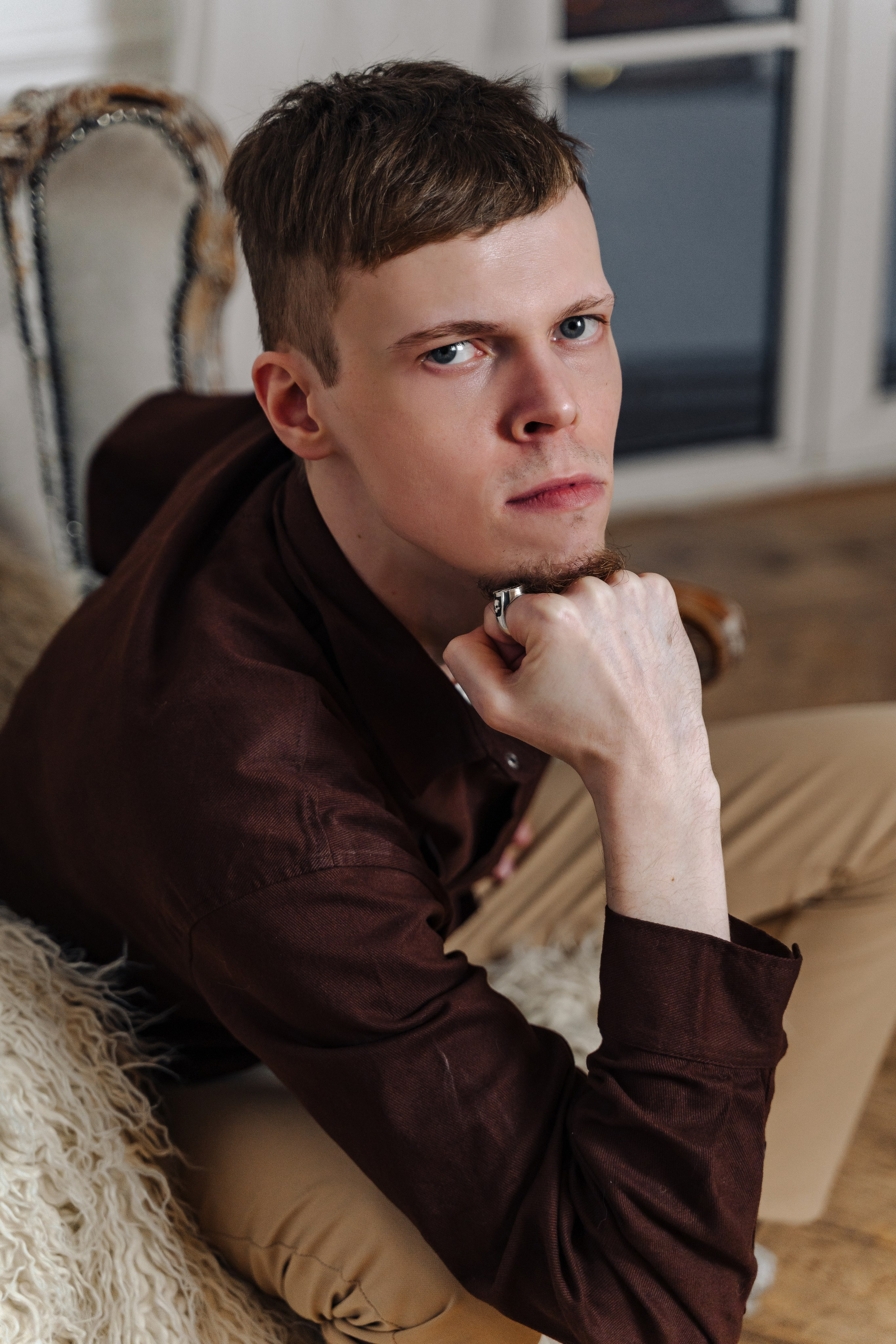 Зимняя фотосессия лавстори с предложением руки и сердца в фотостудии