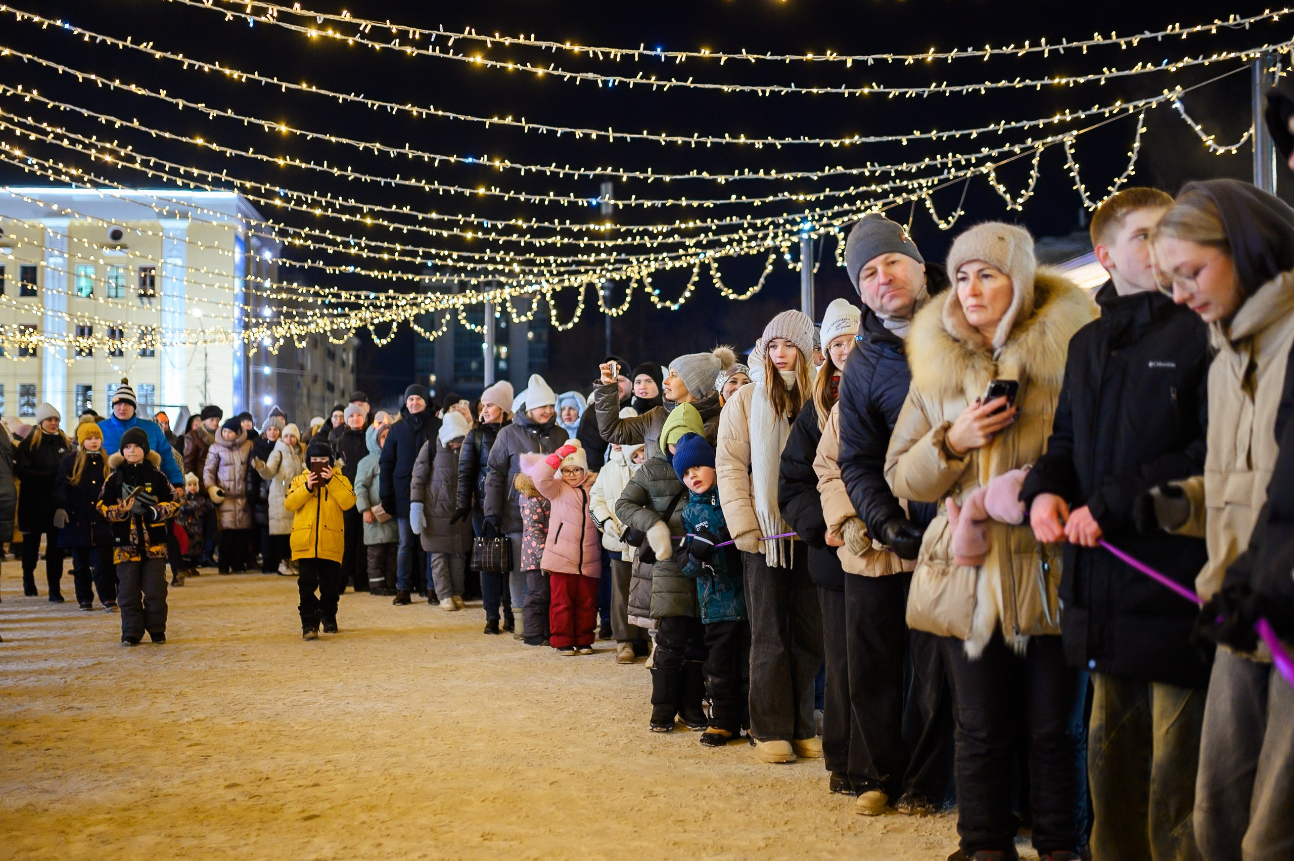 Новогодние волонтеры | Открытие Новогодней столицы Кирова 2025. Репортажный фотограф в Кирове Александр Лутошкин