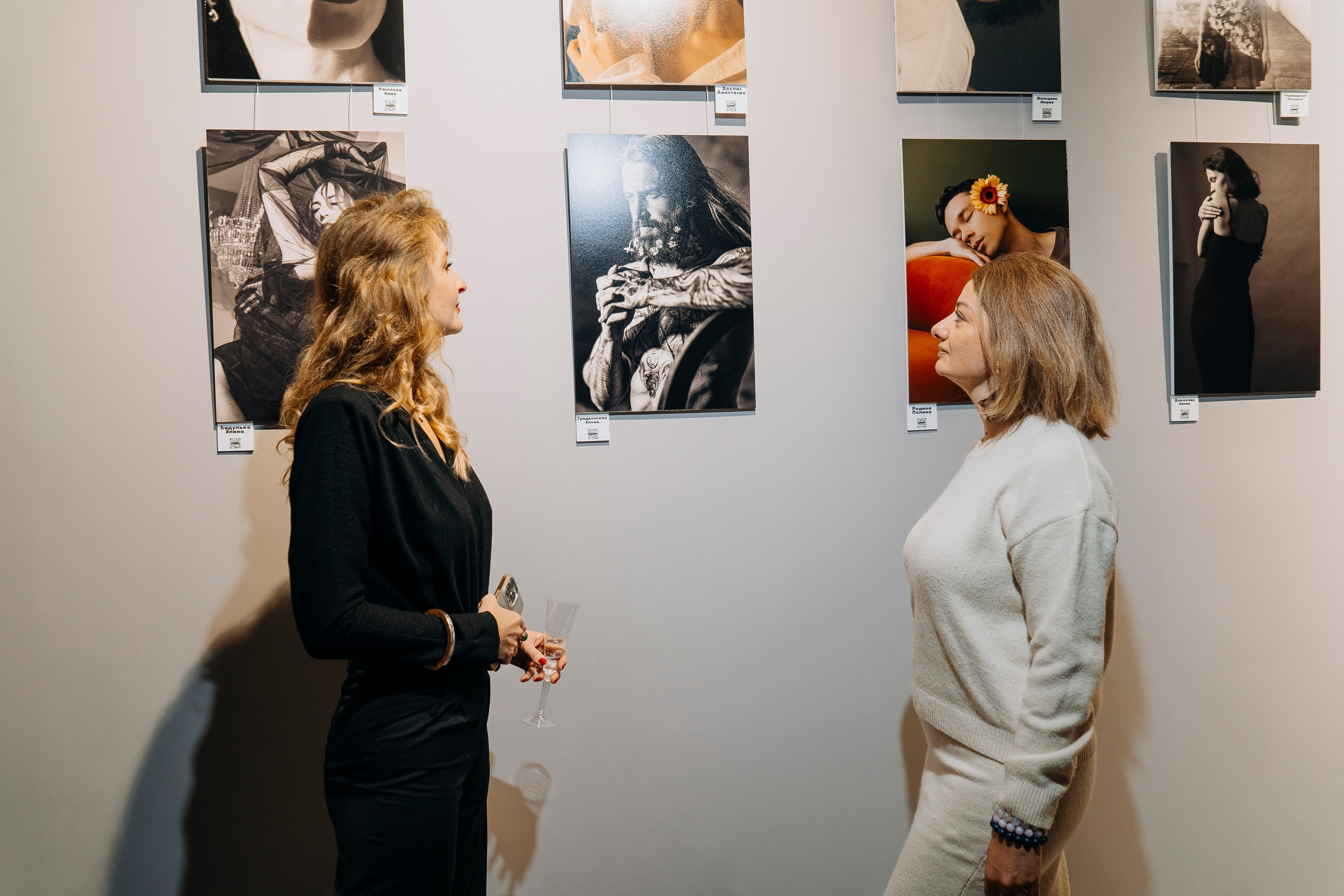 Вернисаж фотовыставки MFamilia «Гармония различий». Организация фотовыставок в Петербурге и Москве, MFamilia (МФамилия)