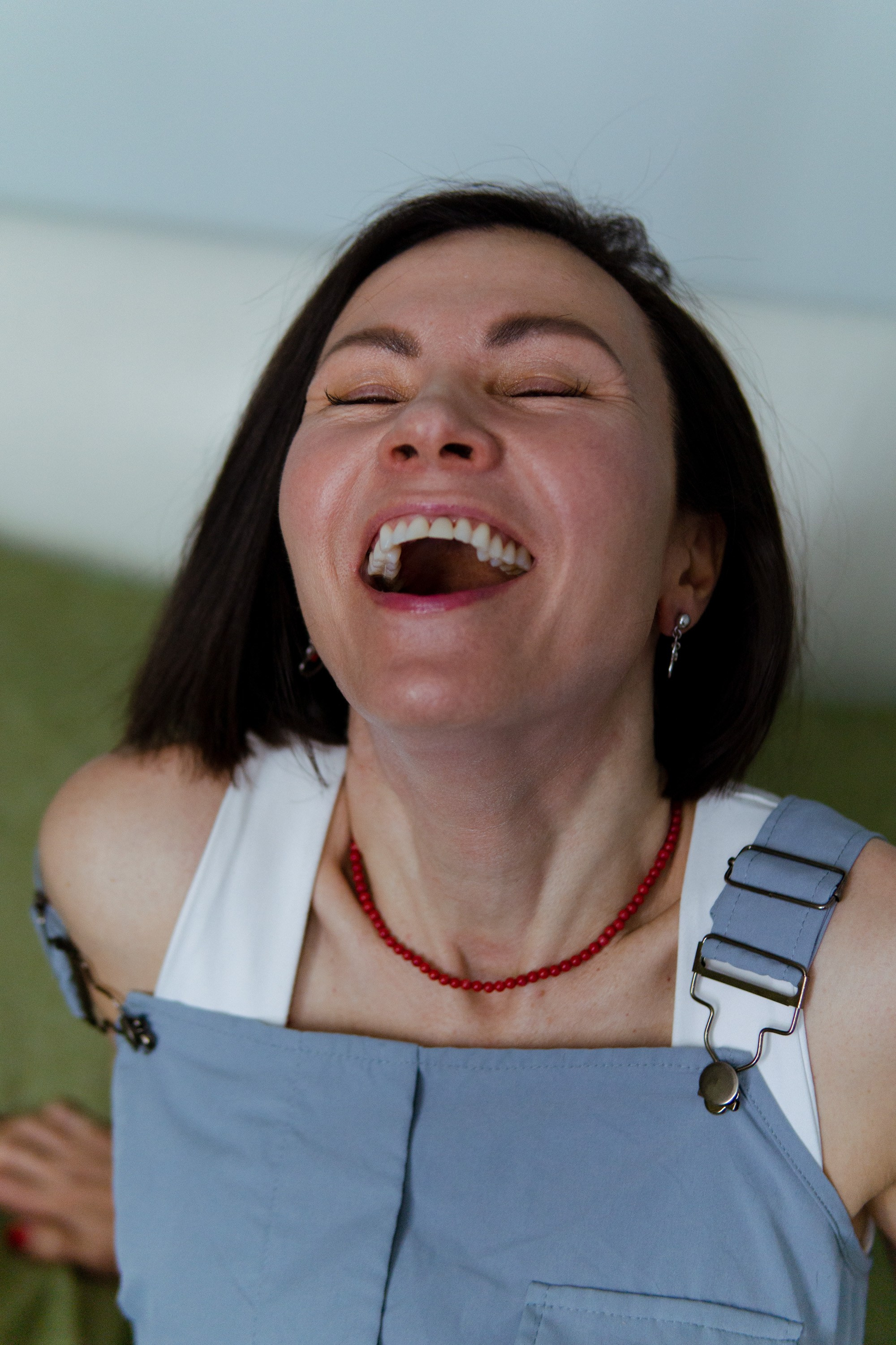 девушка смеется