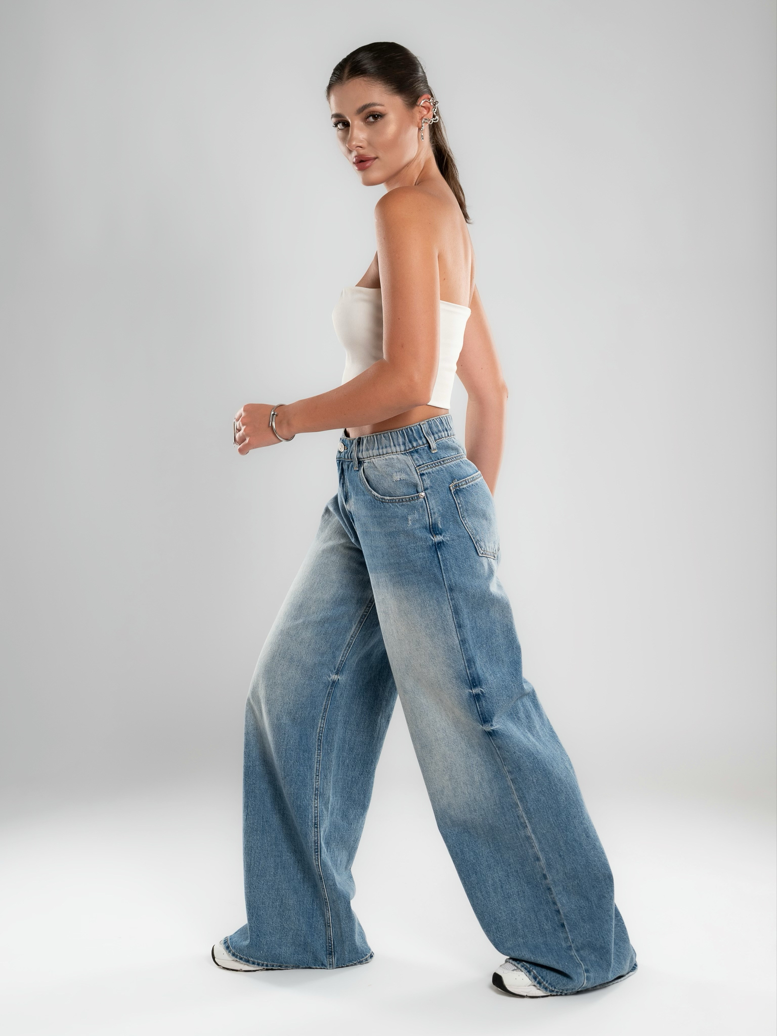 Джинсы на 2х моделях. Предметный фотограф, фото для маркетплейсов Пятигорск, КМВ