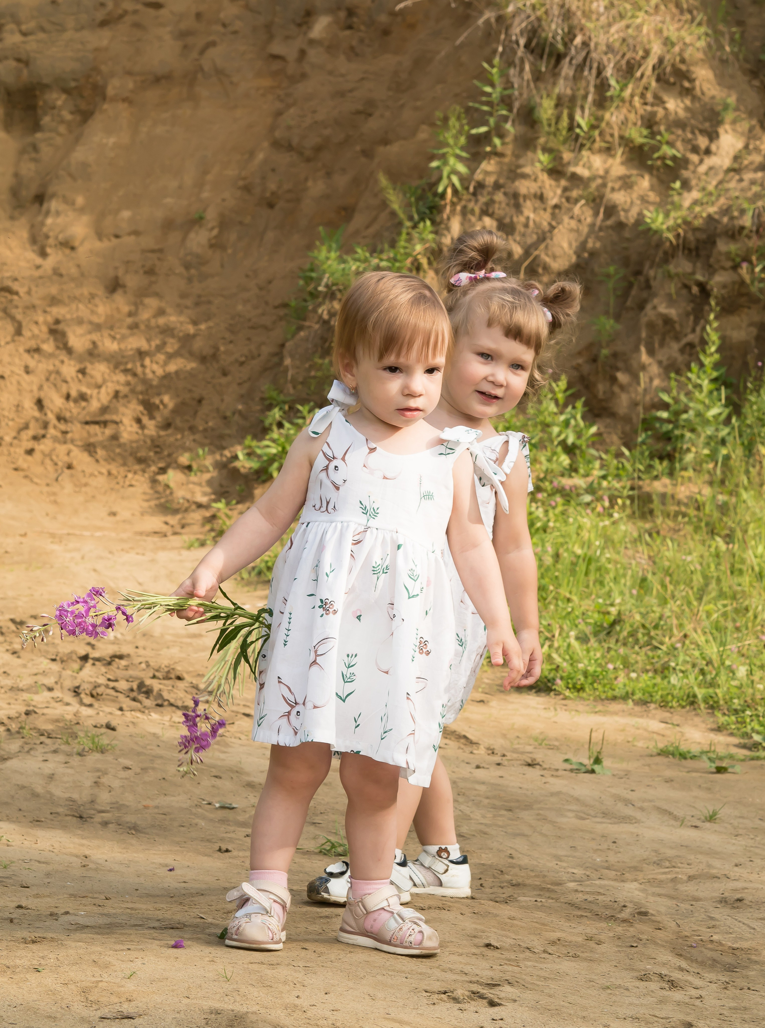 С подружкой в деревушке. Семейный детский фотограф в Красноярске Скачкова Юлия