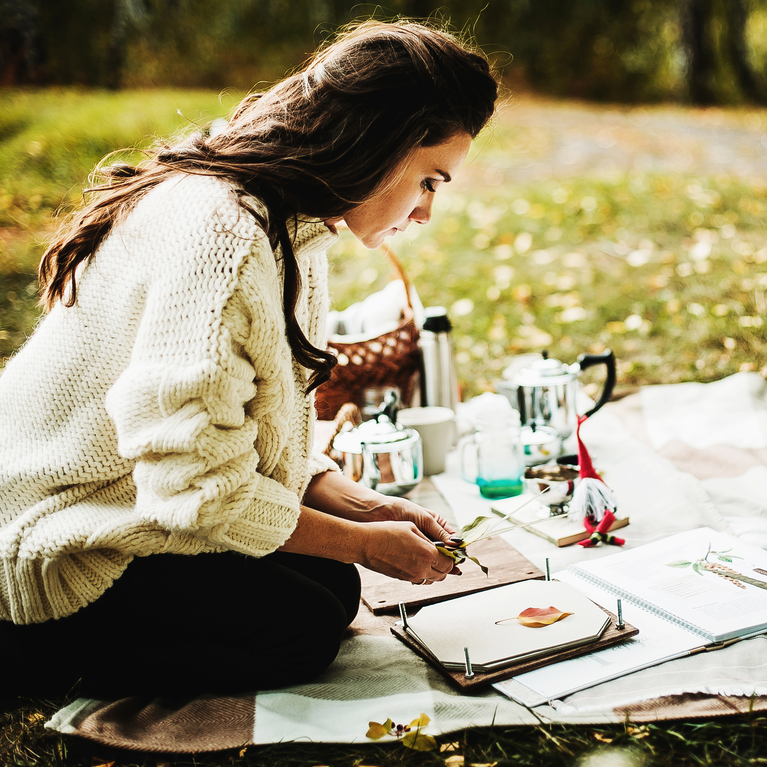 Даня, мама и бабушка. Осенний пейзаж. Фотограф Полина Егорова город Тюмень