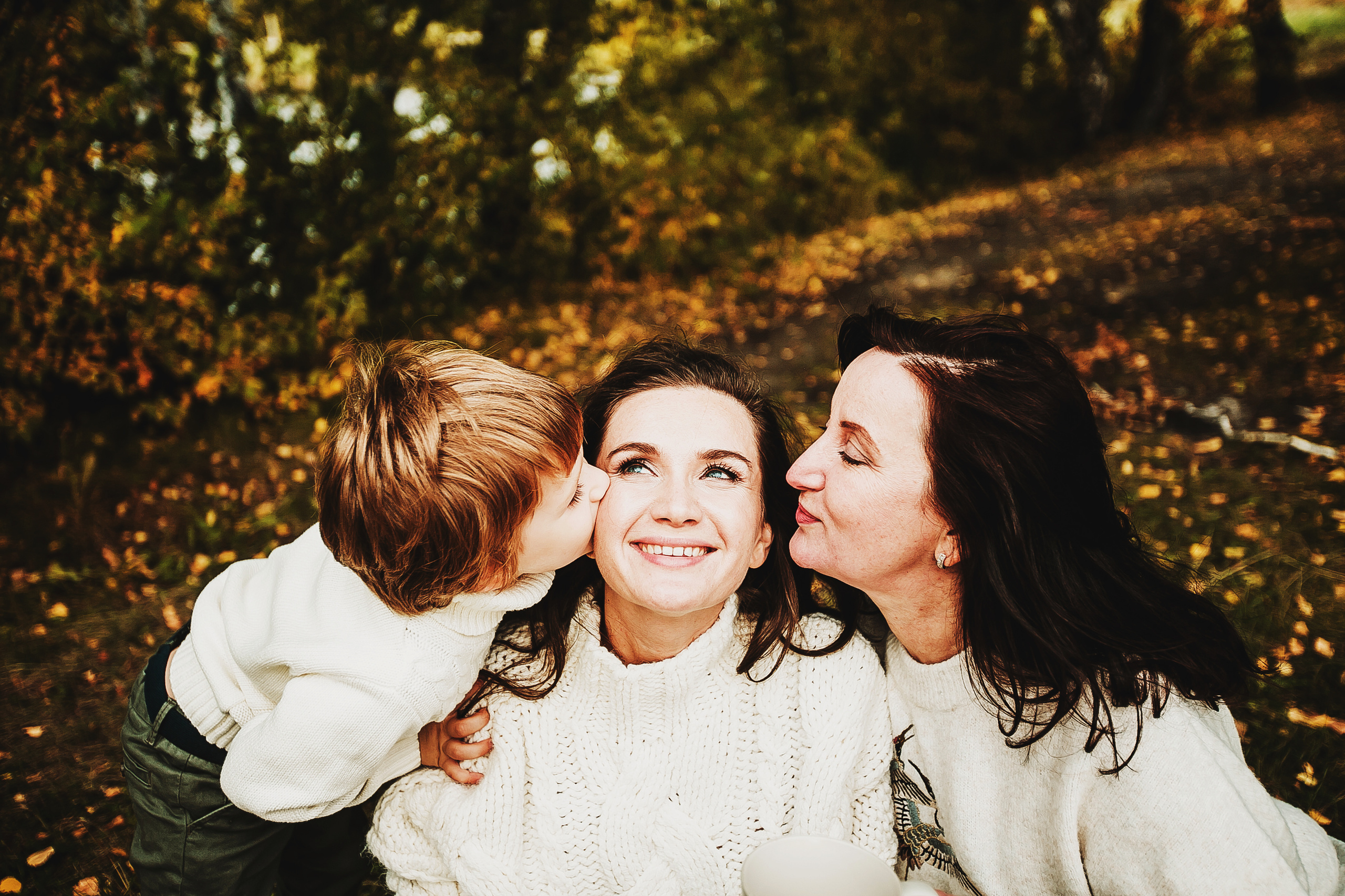 Даня, мама и бабушка. Осенний пейзаж. Фотограф Полина Егорова город Тюмень