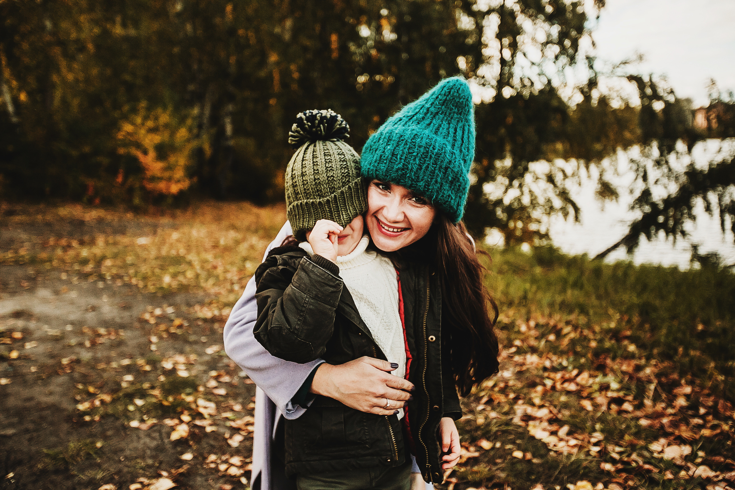 Даня, мама и бабушка. Осенний пейзаж. Фотограф Полина Егорова город Тюмень