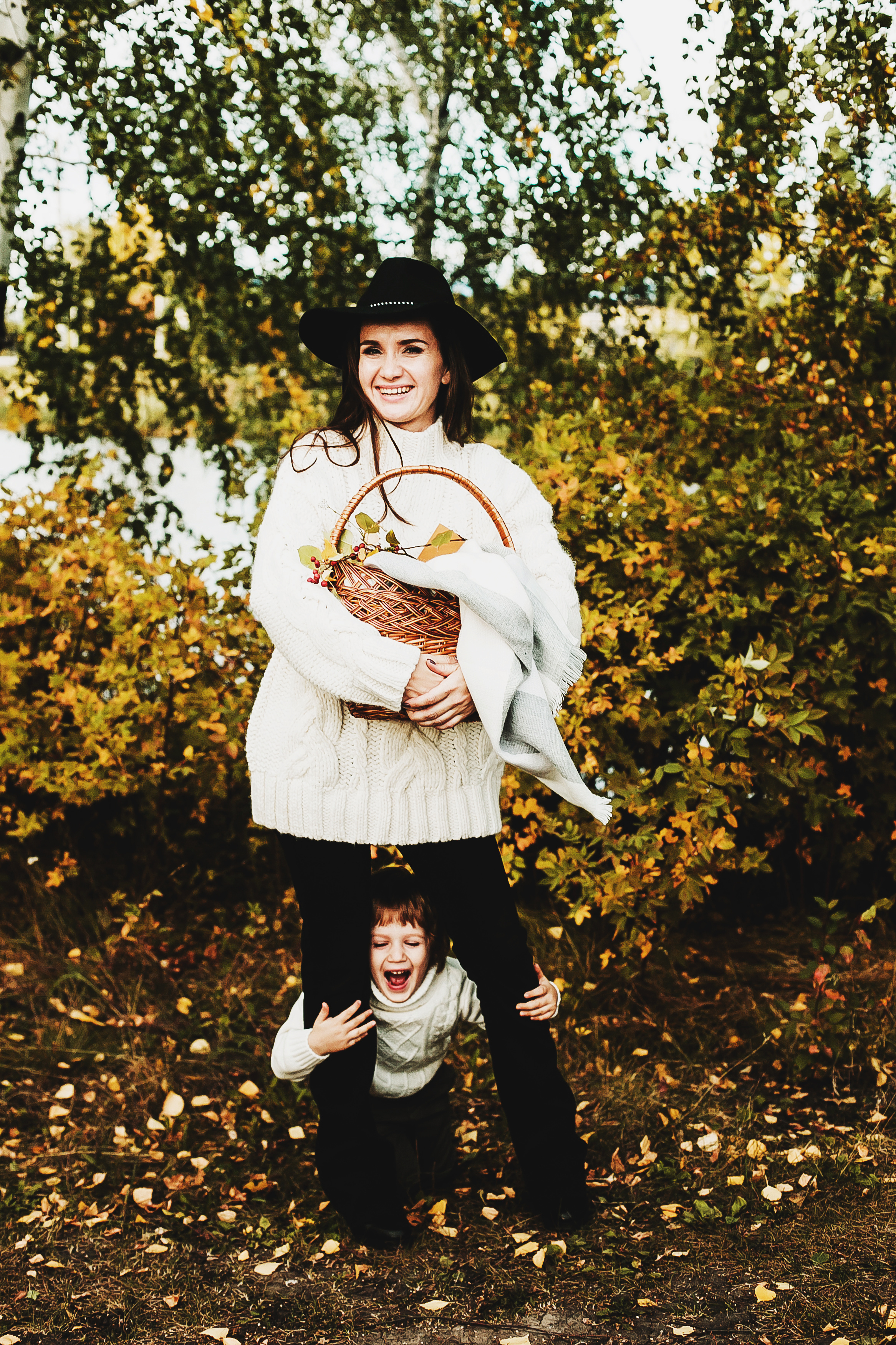 Даня, мама и бабушка. Осенний пейзаж. Фотограф Полина Егорова город Тюмень