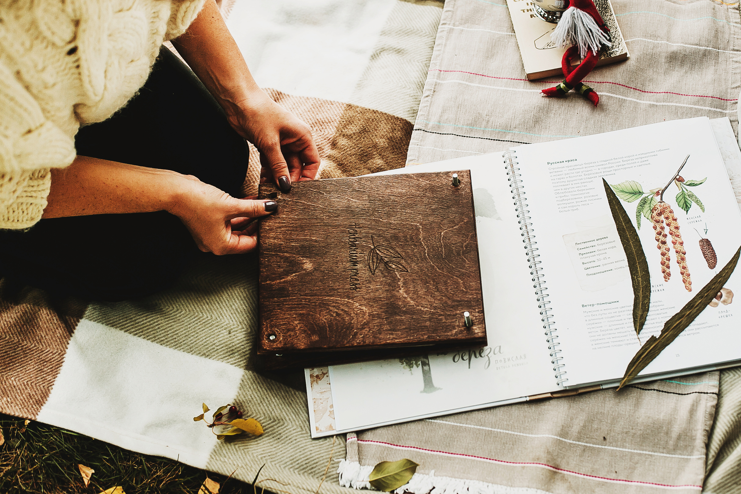 Даня, мама и бабушка. Осенний пейзаж. Фотограф Полина Егорова город Тюмень